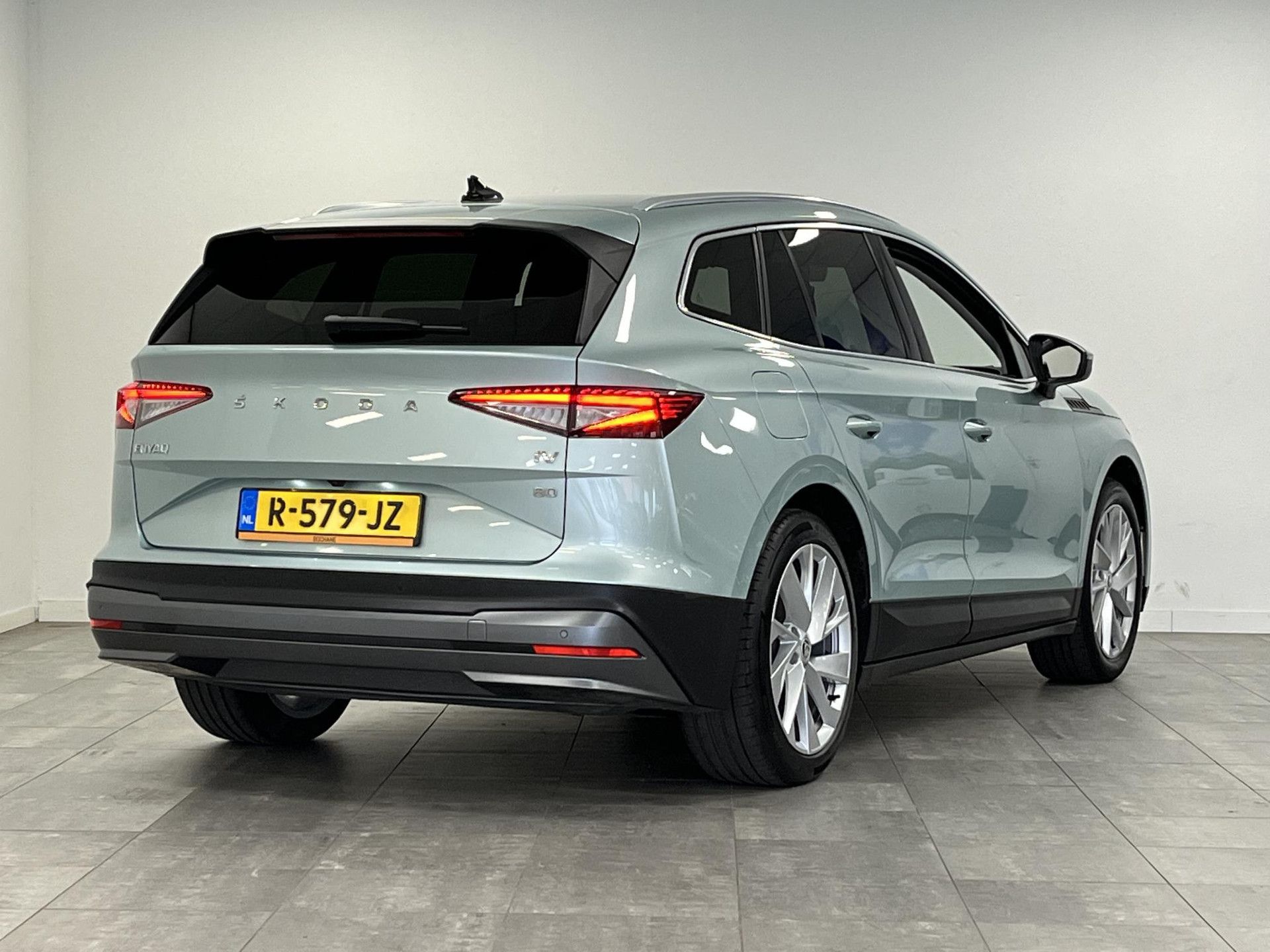 Skoda EnyaqiV met kenteken R-579-JZ – achteraanzicht