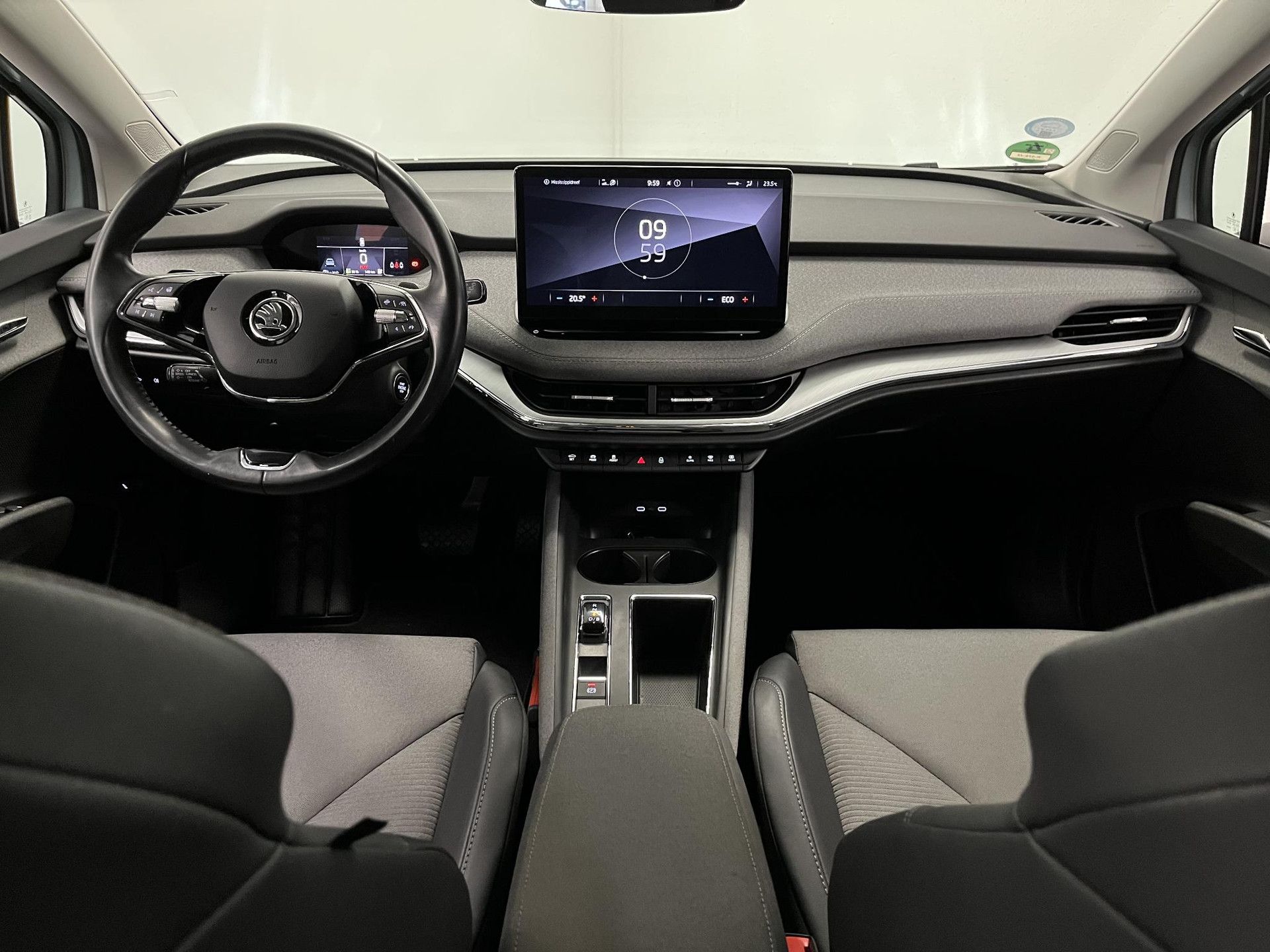 Skoda EnyaqiV met kenteken R-579-JZ – interieur