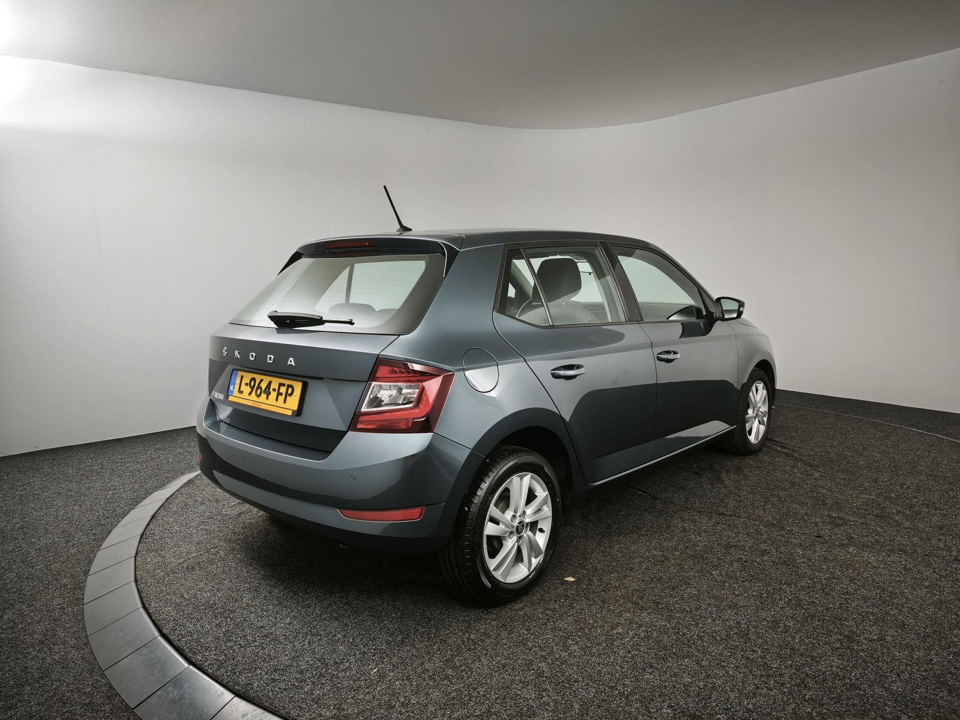 Skoda Fabia met kenteken L-964-FP – achteraanzicht