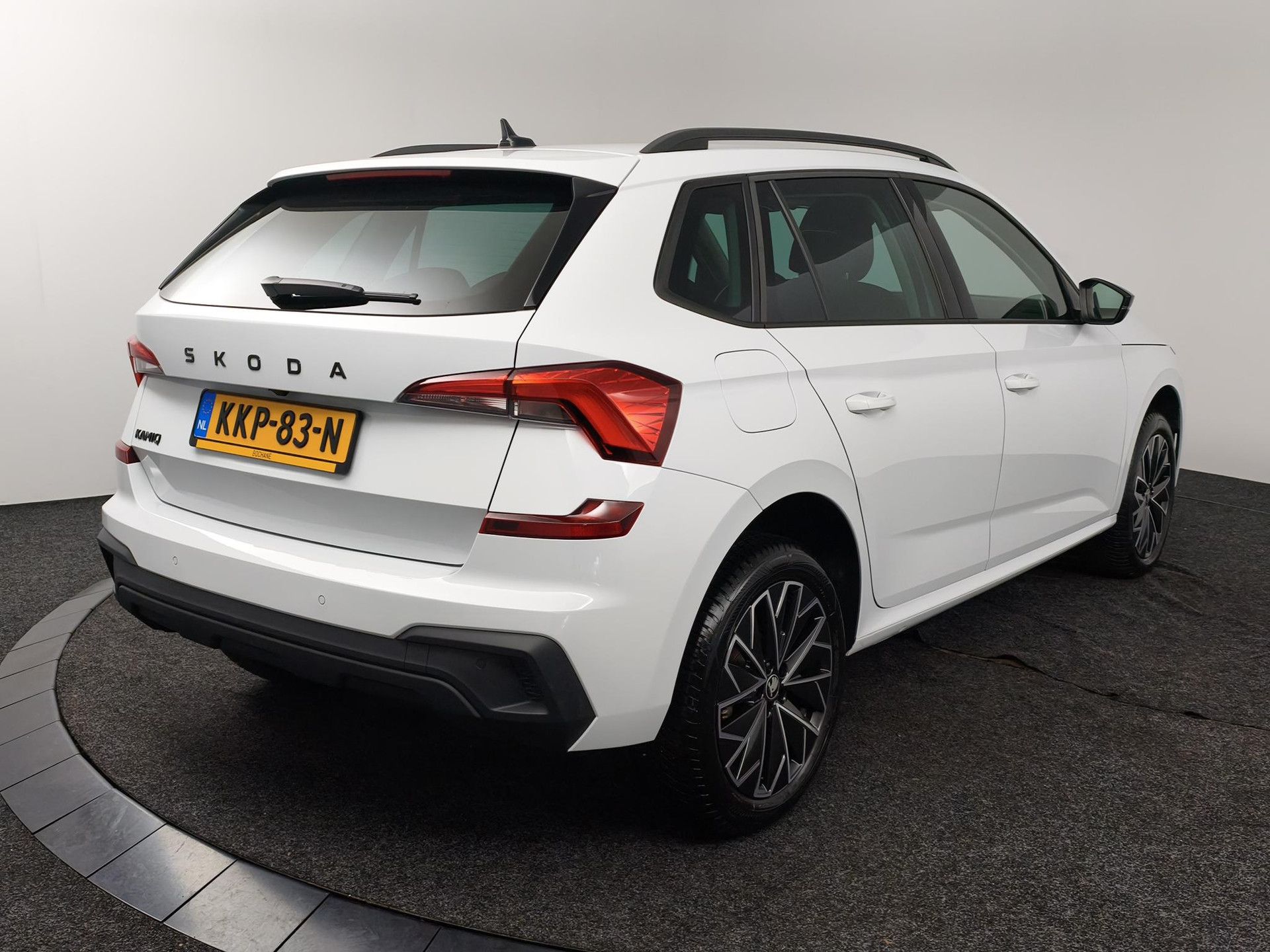 Skoda Kamiq met kenteken KKP-83-N – achteraanzicht