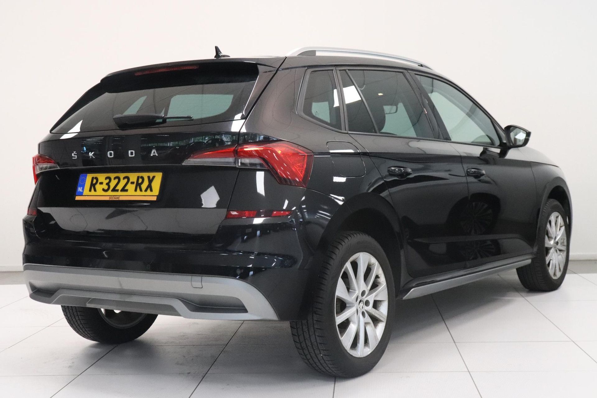 Skoda Kamiq met kenteken R-322-RX – achteraanzicht