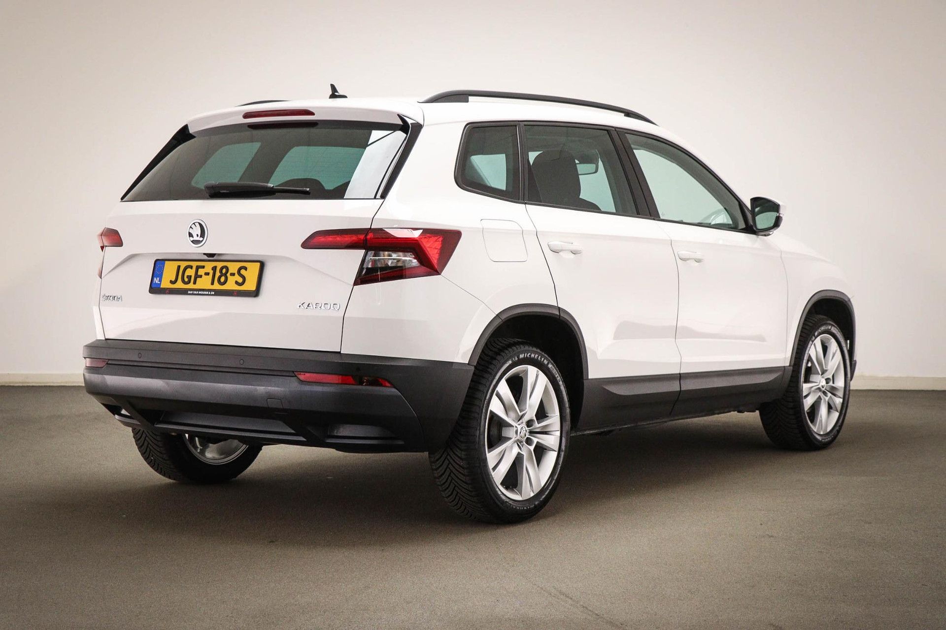 Skoda Karoq met kenteken JGF-18-S – achteraanzicht