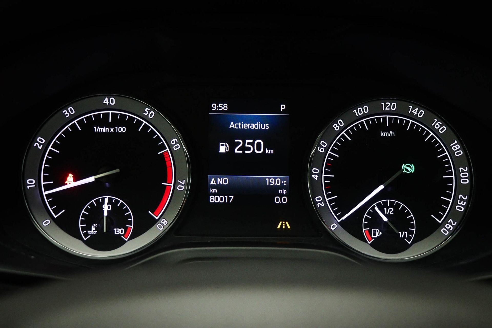 Skoda Karoq met kenteken JGF-18-S – dashboard