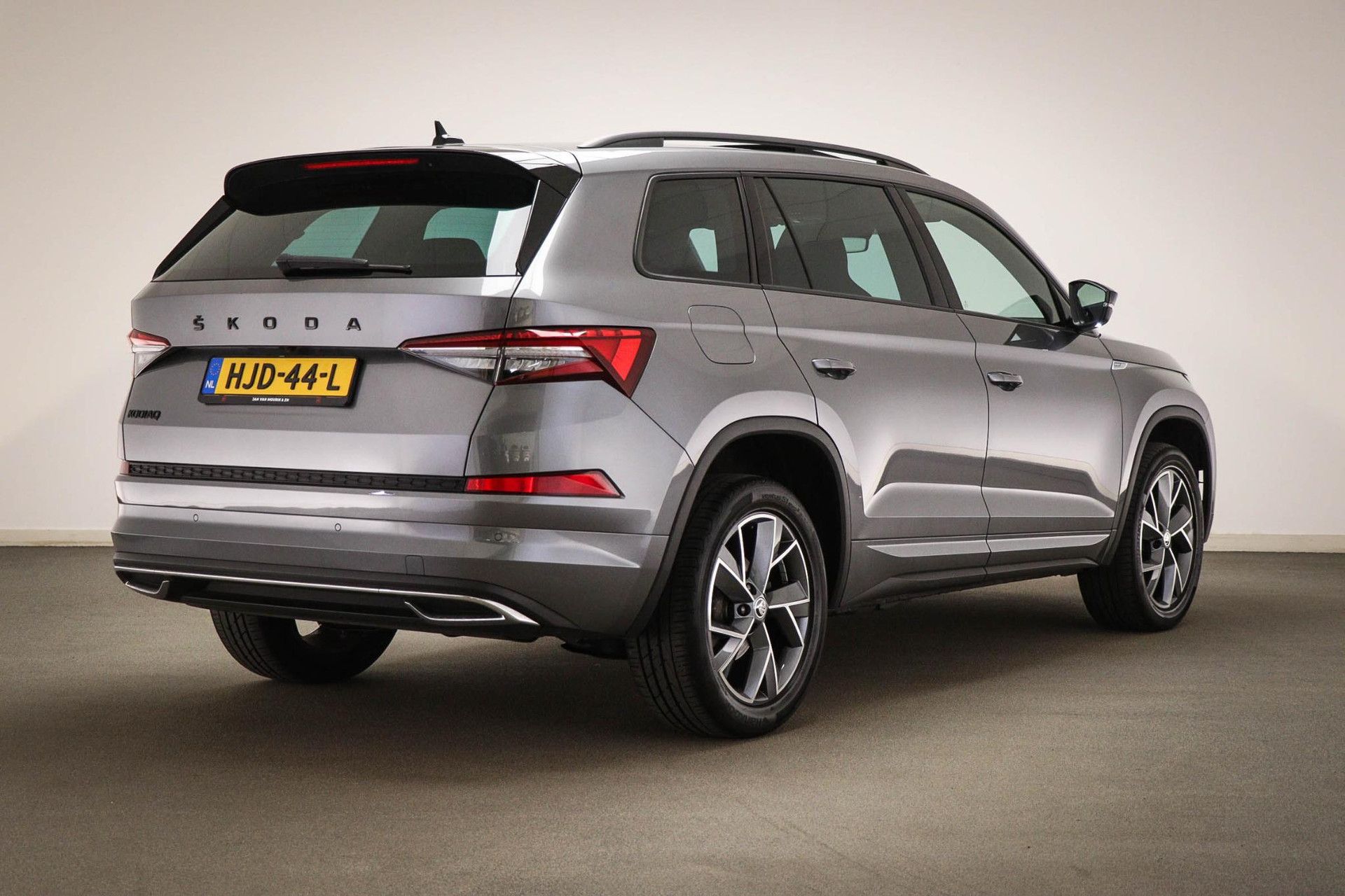 Skoda Kodiaq met kenteken HJD-44-L – achteraanzicht