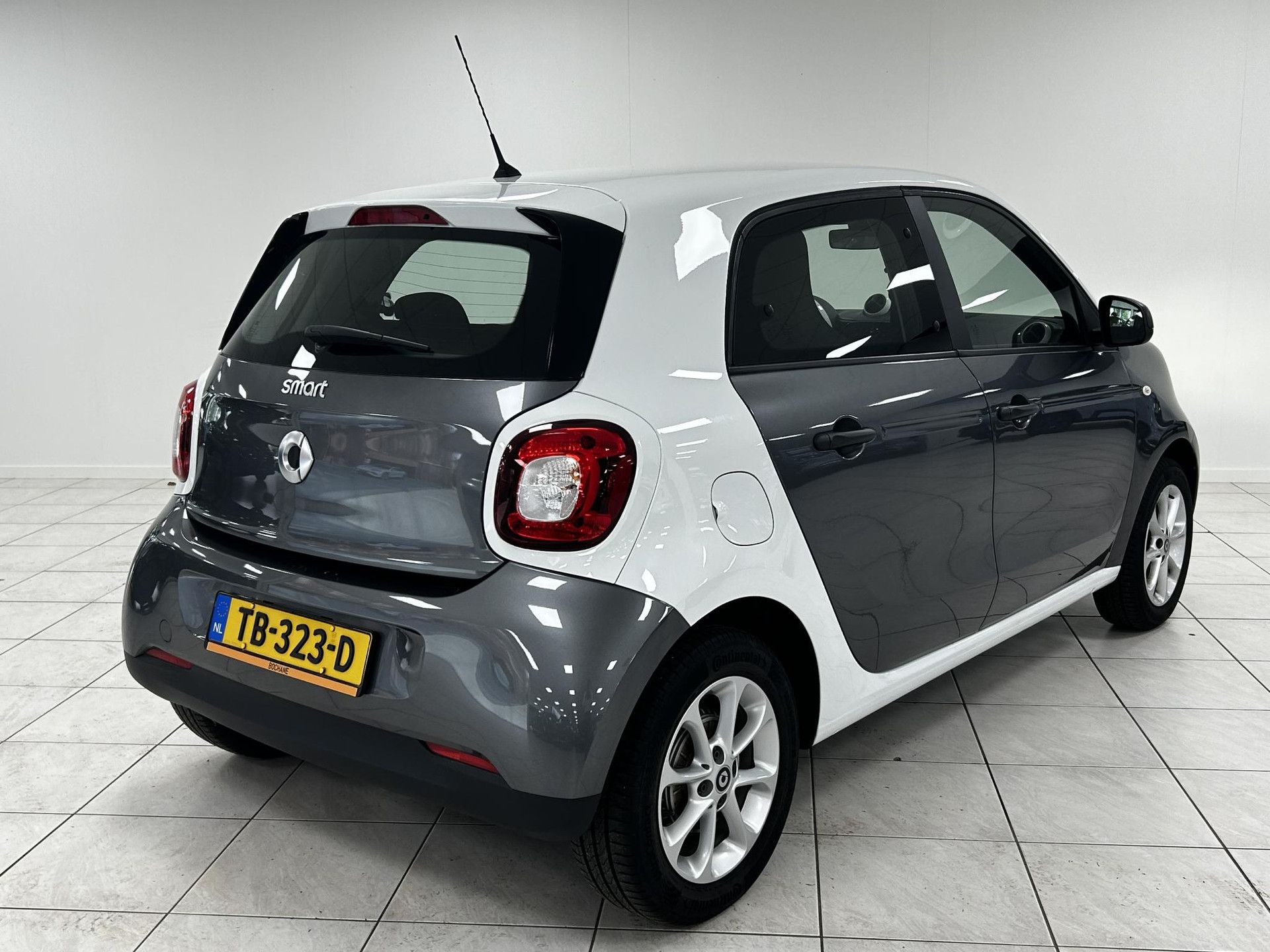 Smart Forfour met kenteken TB-323-D – achteraanzicht