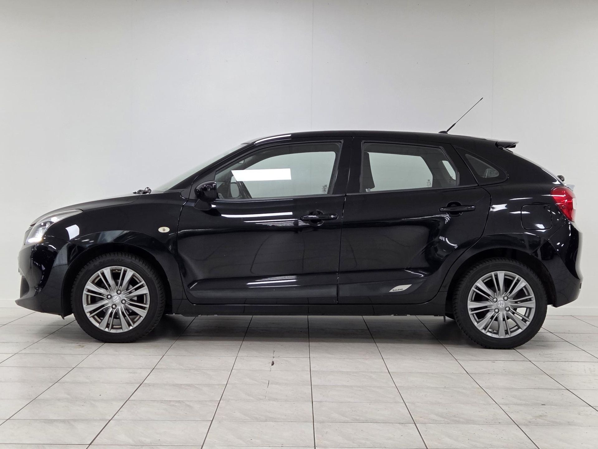 Suzuki Baleno met kenteken ZH-874-P – achteraanzicht
