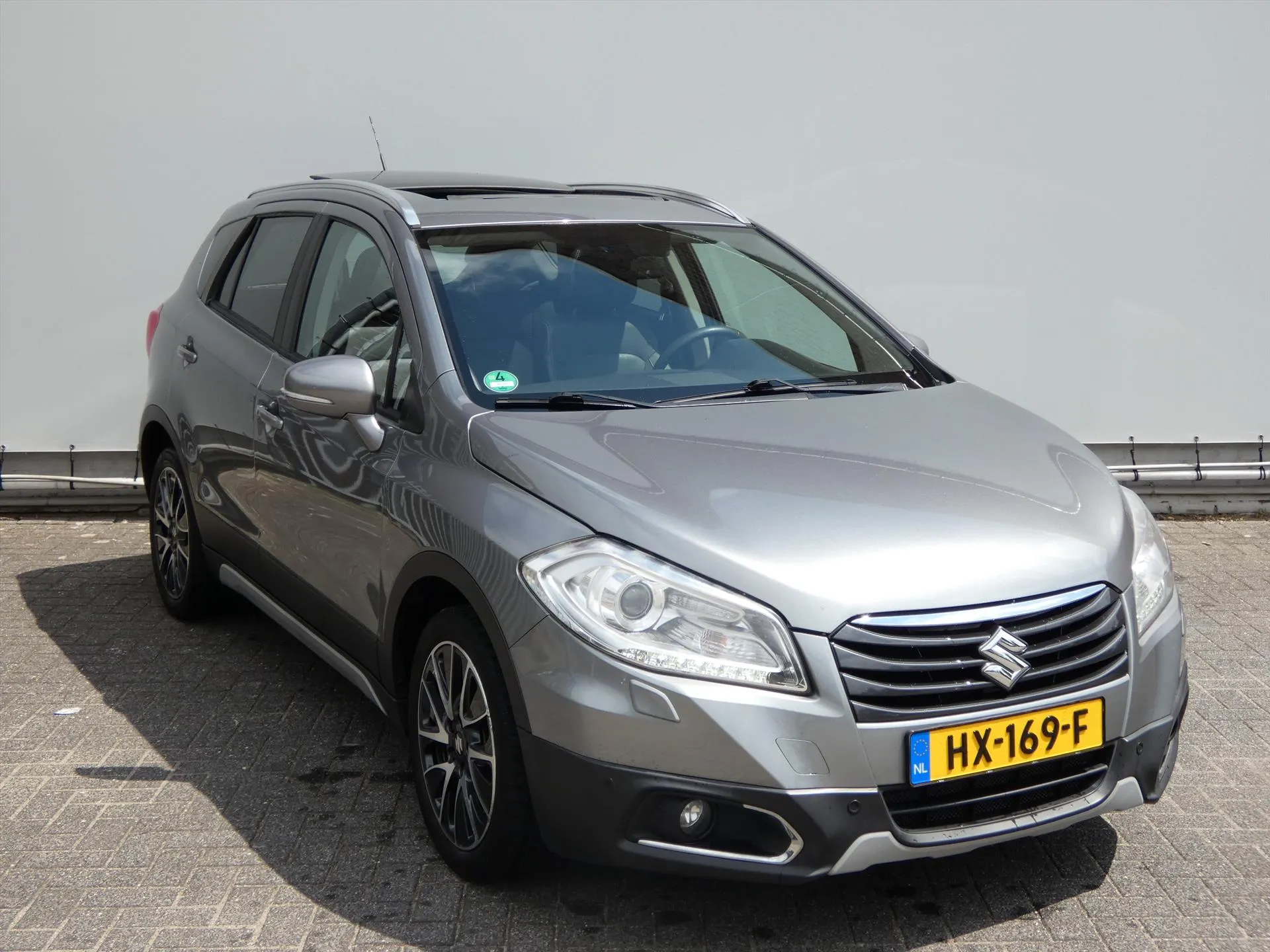 Suzuki S-Cross met kenteken HX-169-F – interieur