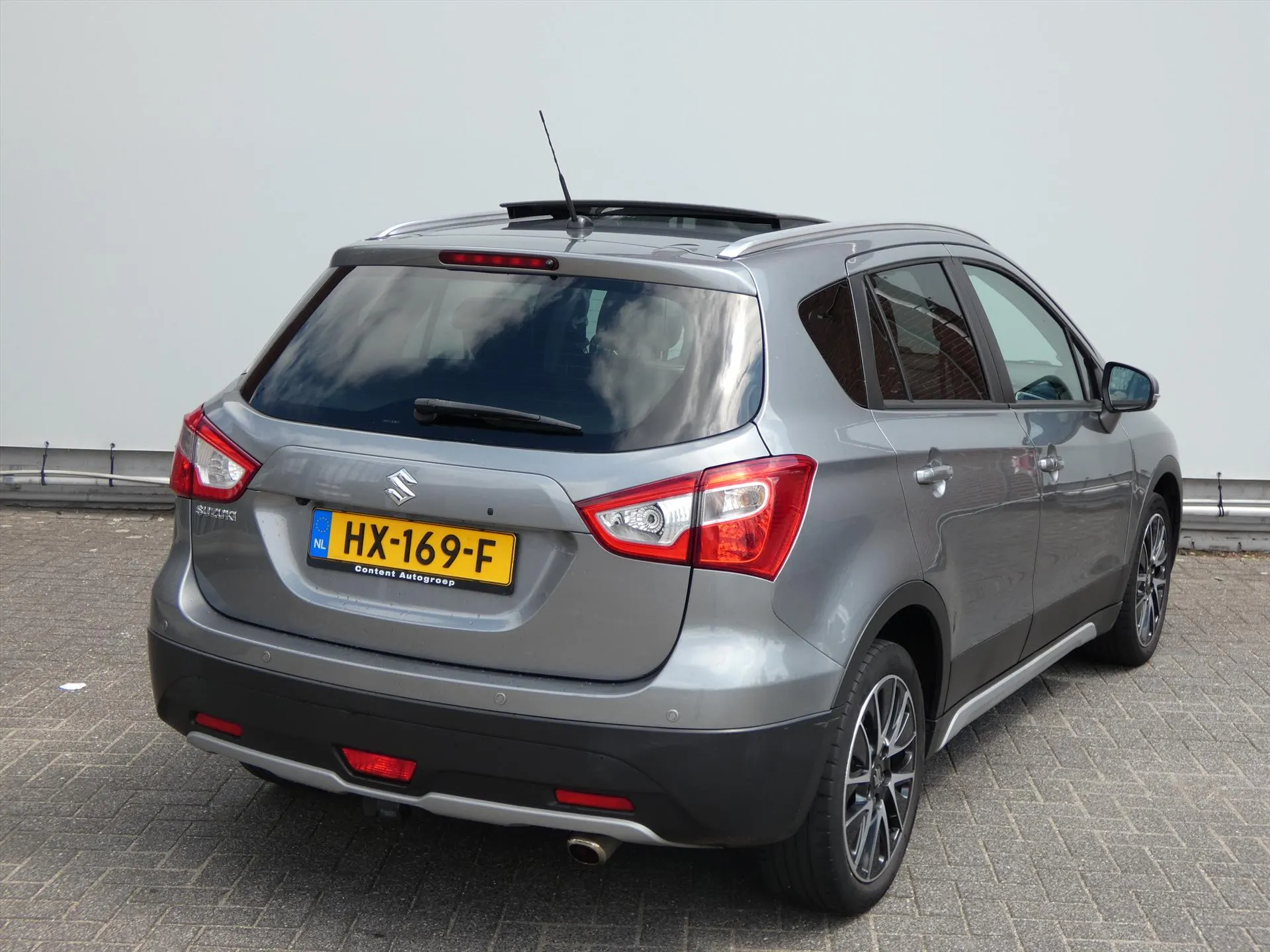 Suzuki S-Cross met kenteken HX-169-F – detailfoto