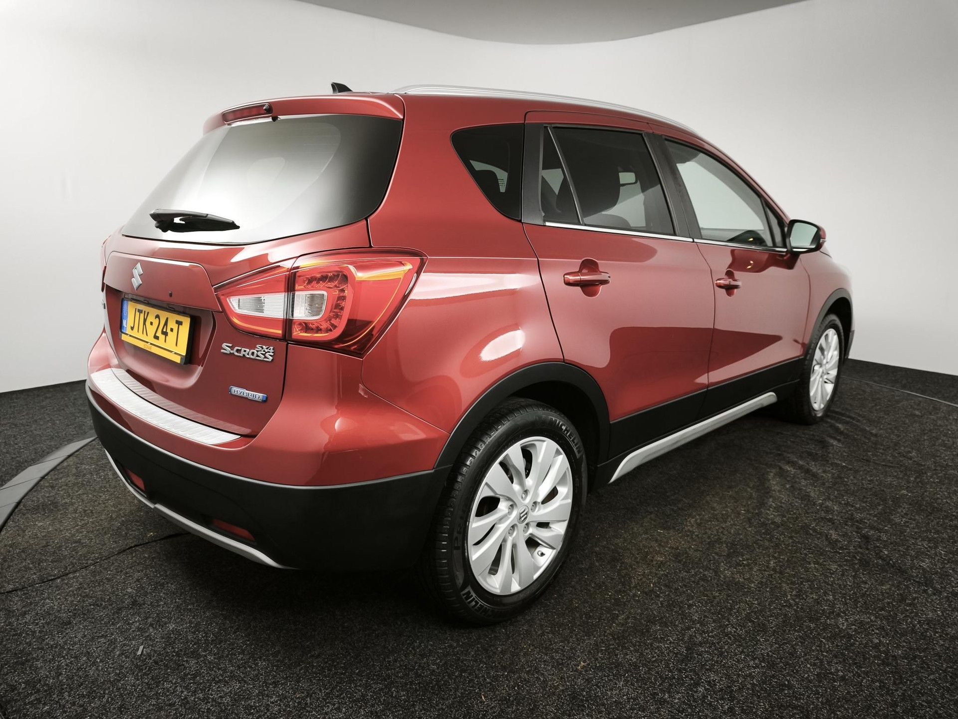 Suzuki S-Cross met kenteken JTK-24-T – interieur