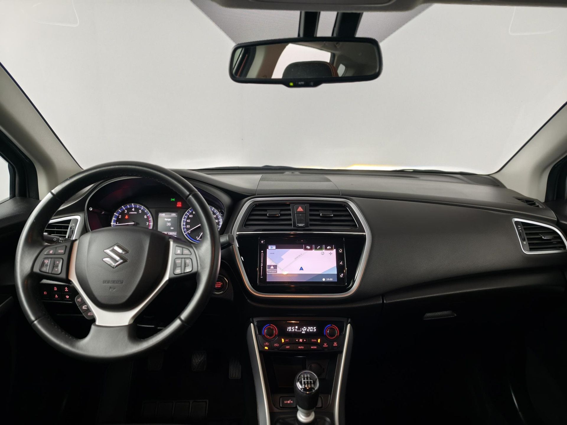 Suzuki S-Cross met kenteken JTK-24-T – dashboard