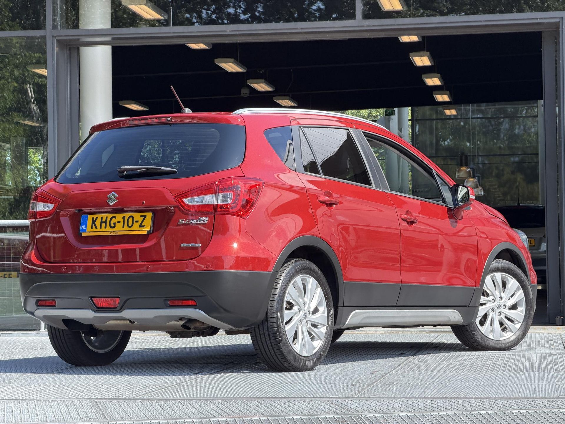 Suzuki S-Cross met kenteken KHG-10-Z – achteraanzicht