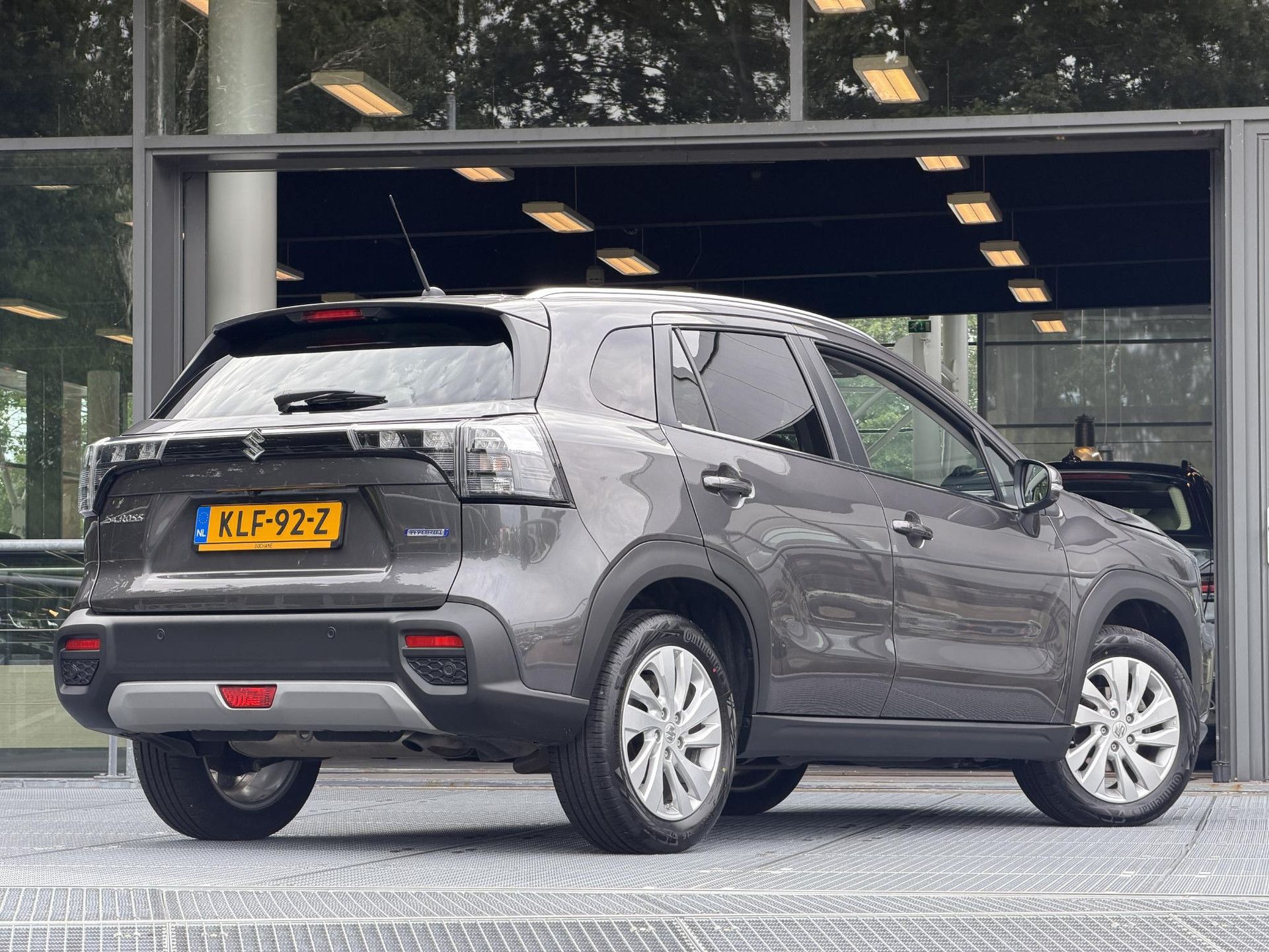 Suzuki S-Cross met kenteken KLF-92-Z – achteraanzicht