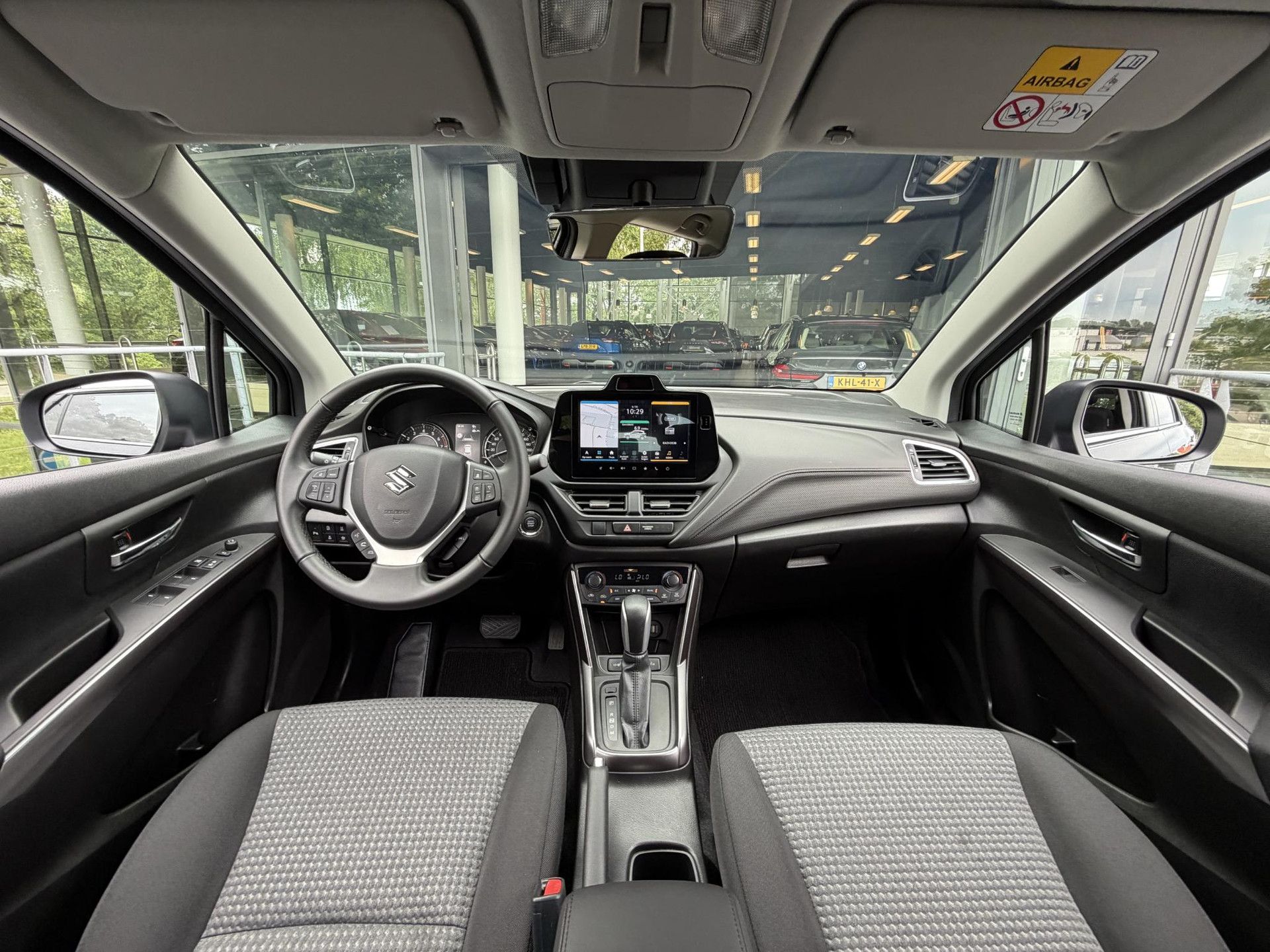 Suzuki S-Cross met kenteken KLF-92-Z – interieur