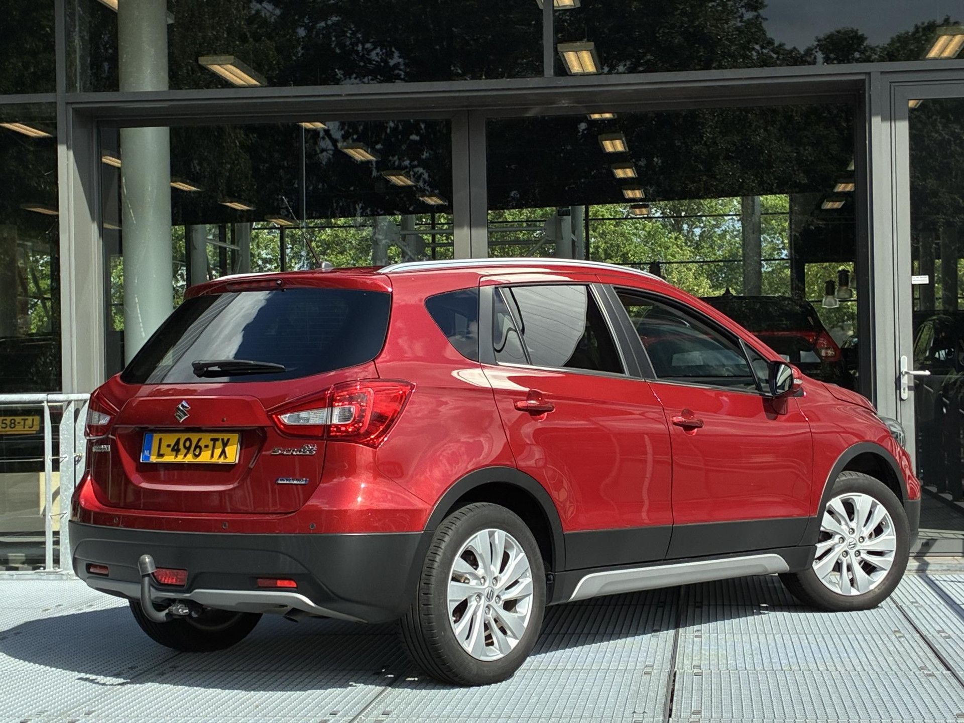 Suzuki S-Cross met kenteken L-496-TX – achteraanzicht