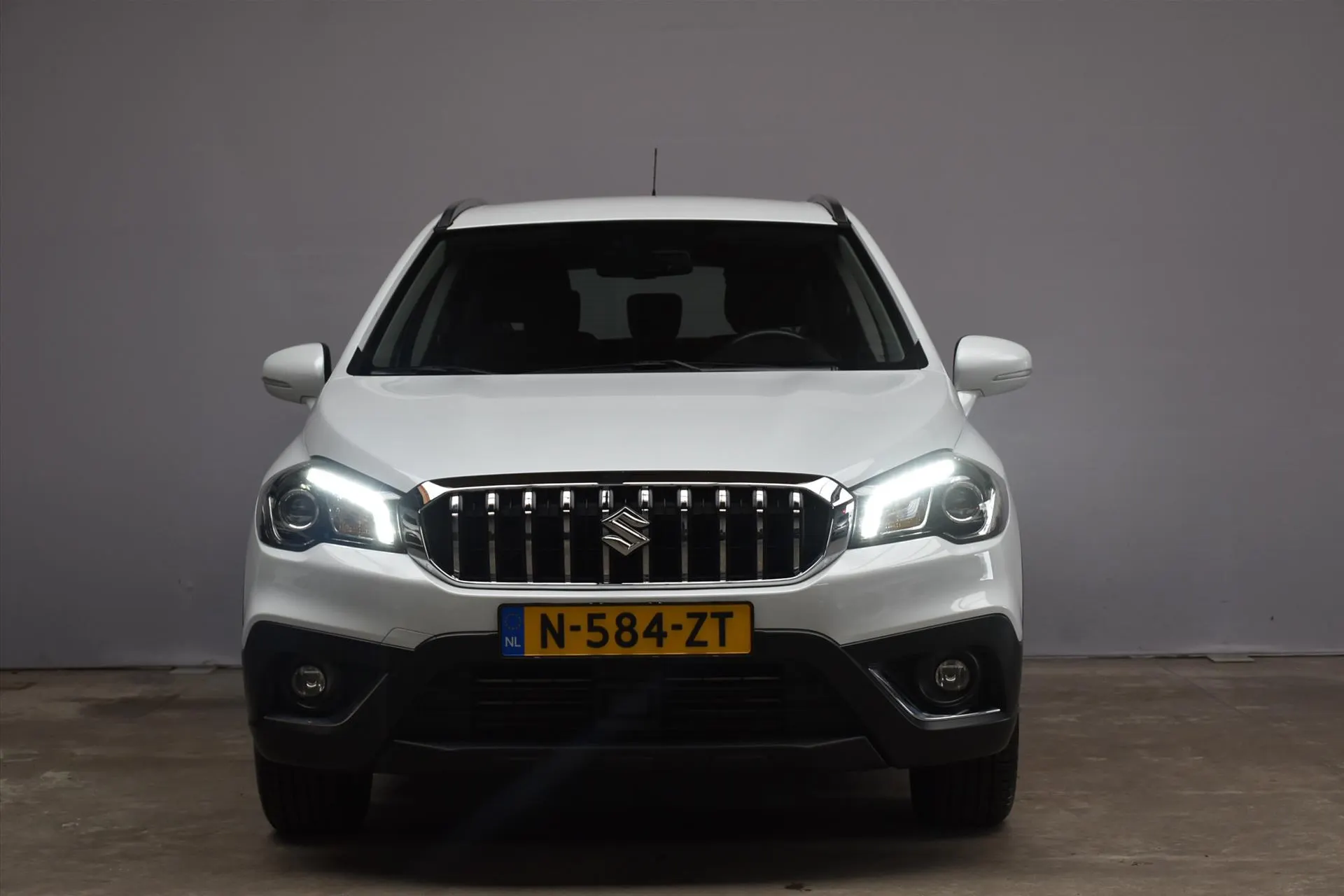 Suzuki S-Cross met kenteken N-584-ZT – achteraanzicht