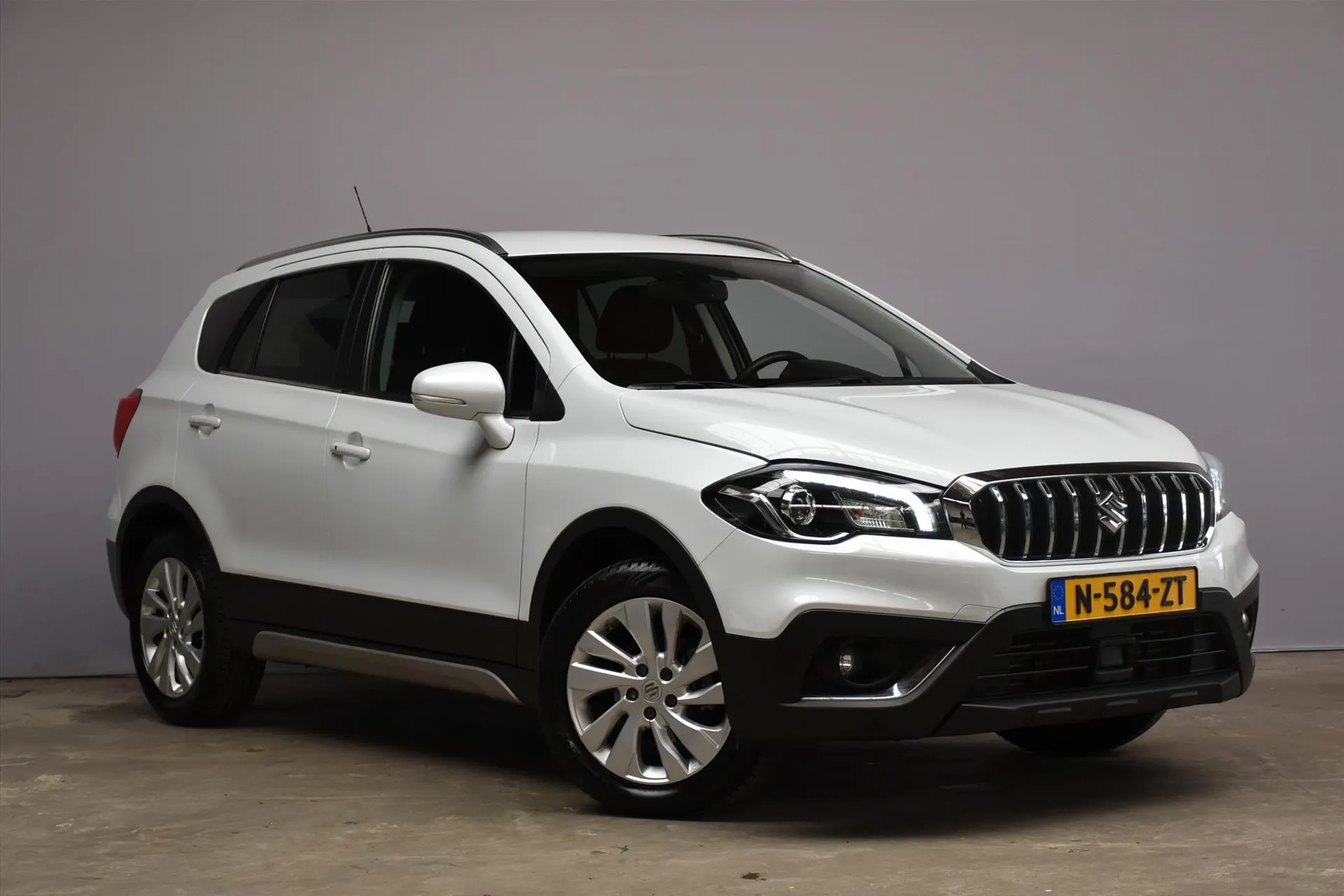 Suzuki S-Cross met kenteken N-584-ZT – interieur