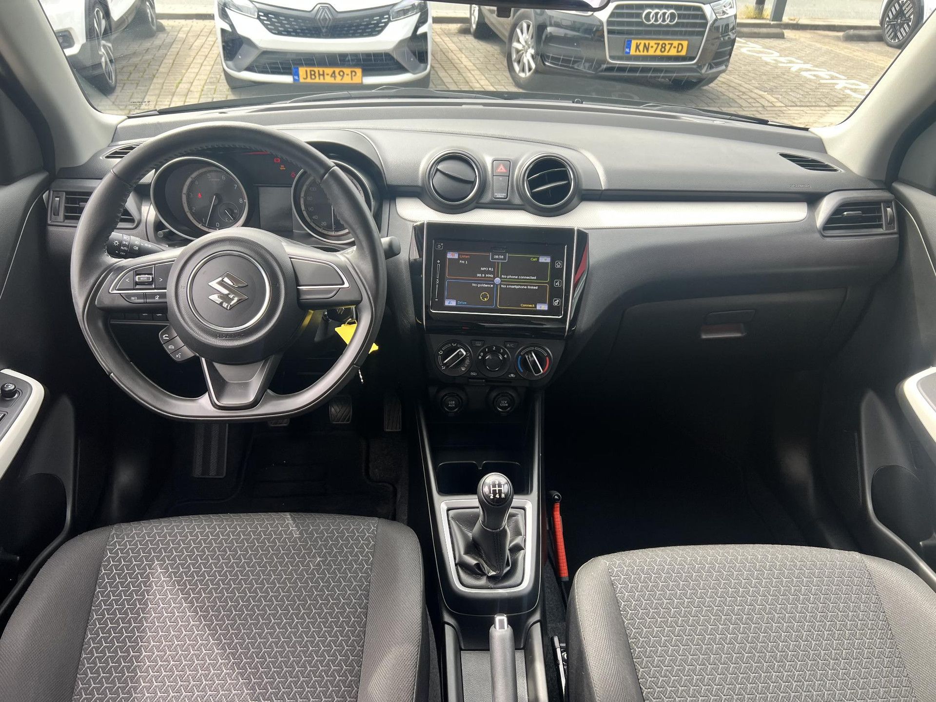 Suzuki Swift met kenteken J-291-GL – interieur