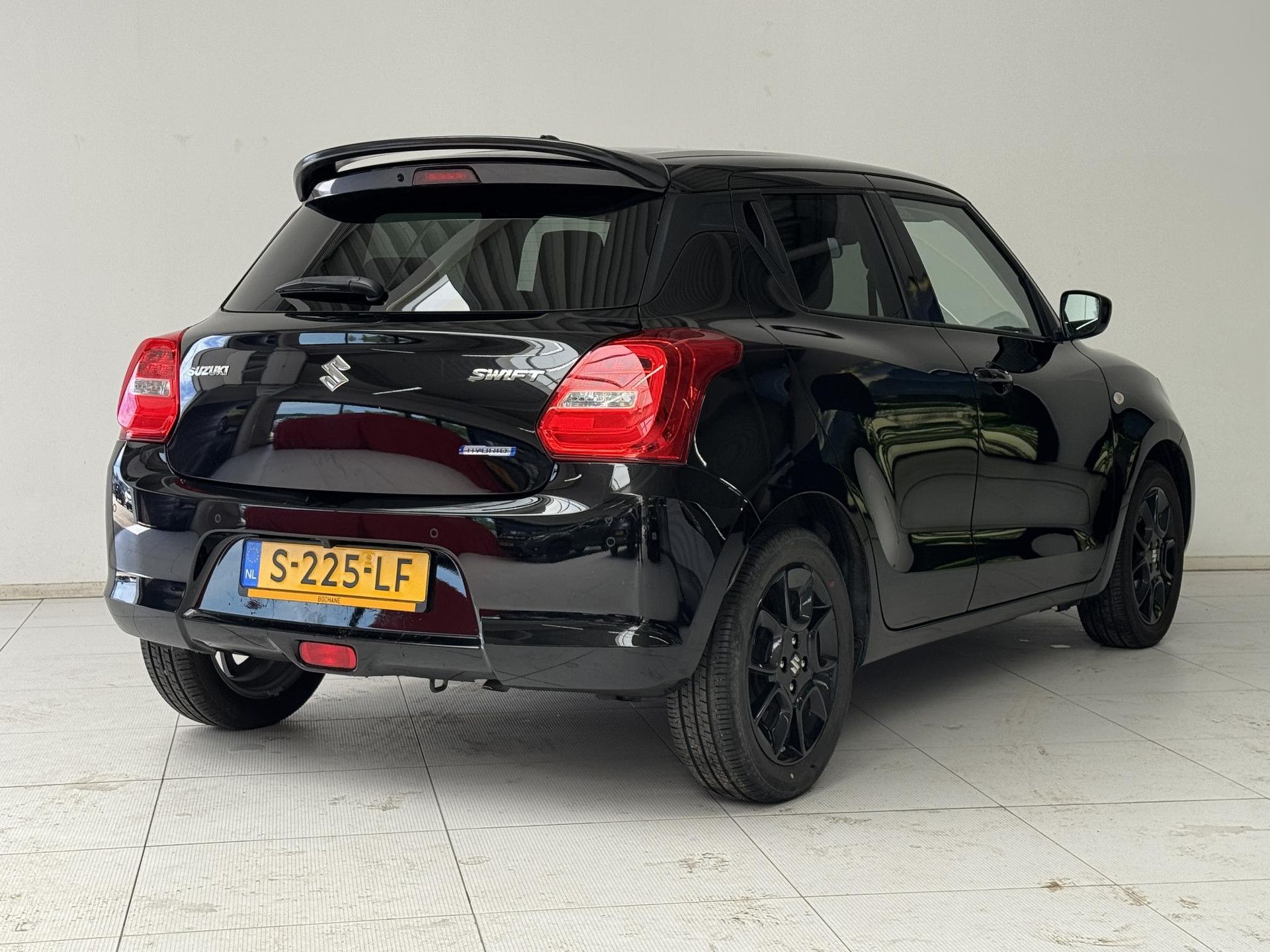 Suzuki Swift met kenteken S-225-LF – achteraanzicht