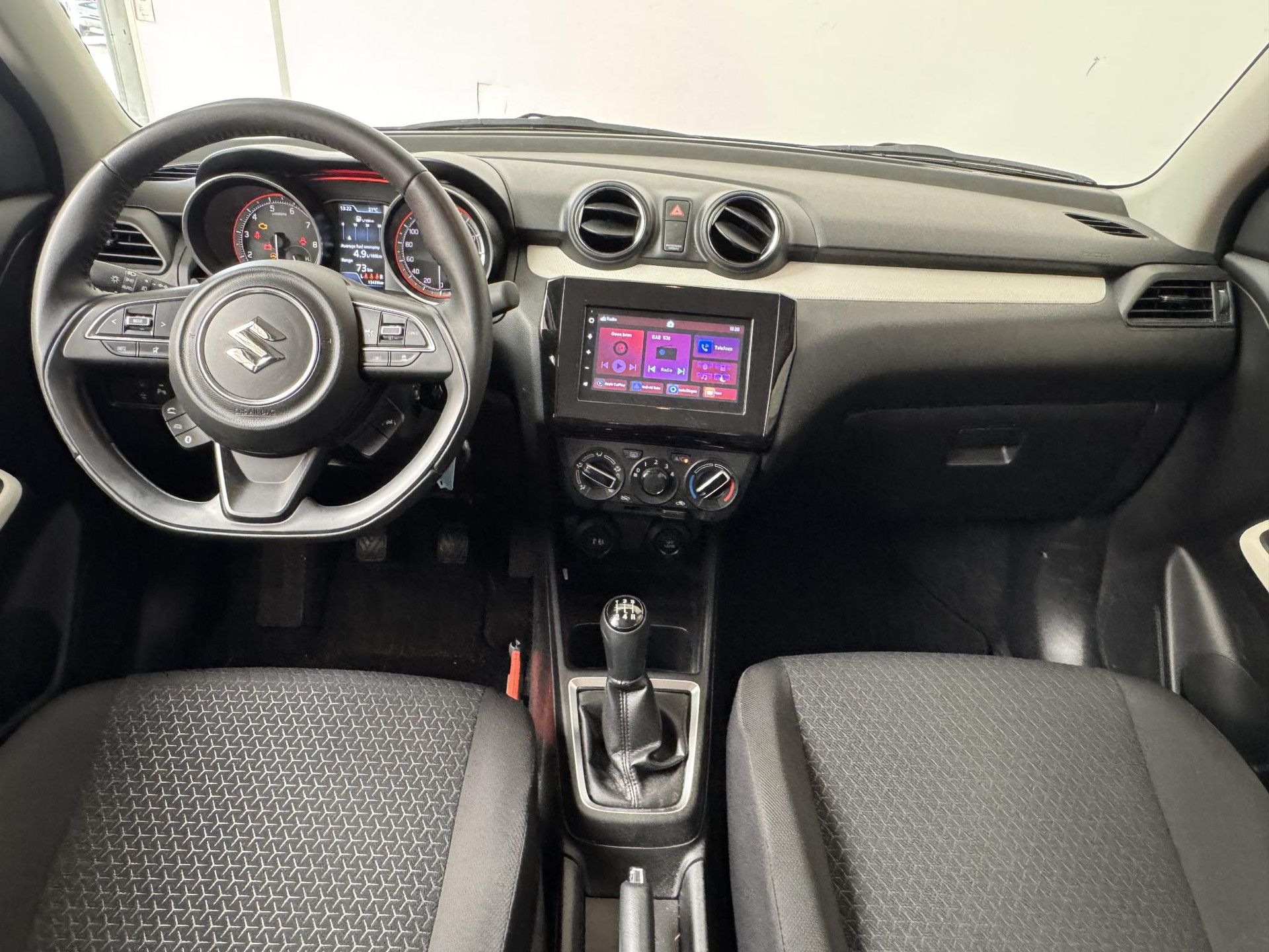 Suzuki Swift met kenteken S-225-LF – interieur