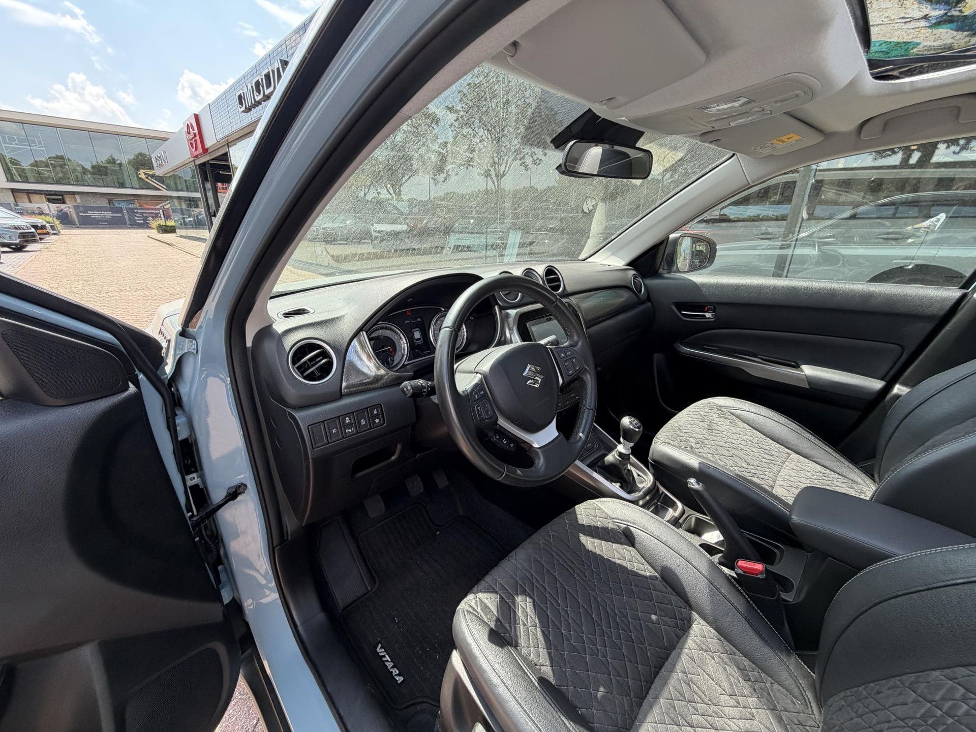 Suzuki Vitara met kenteken KRH-39-N – dashboard