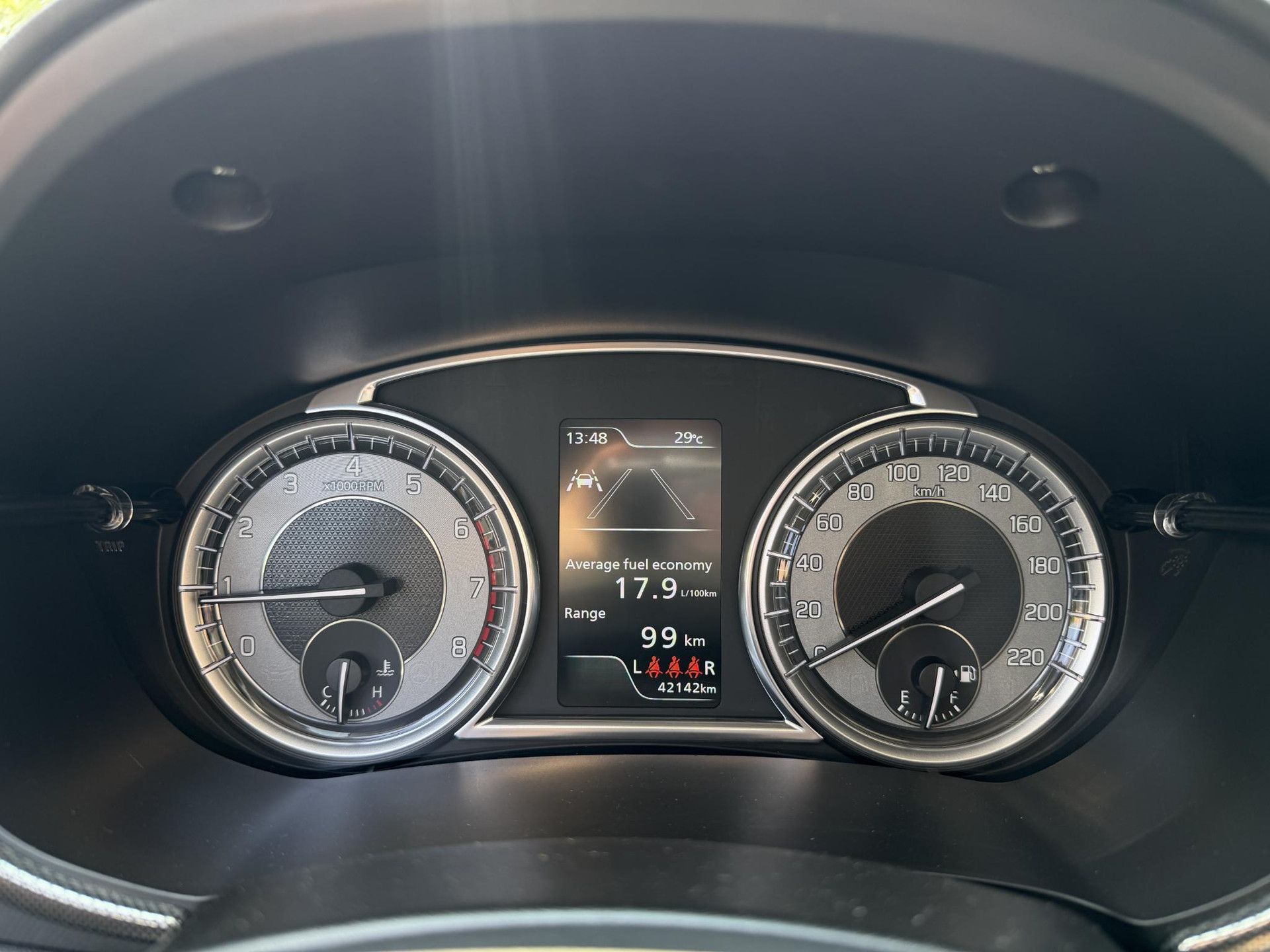 Suzuki Vitara met kenteken KRH-38-N – detailfoto