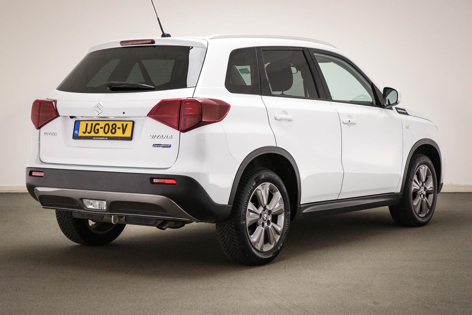 Suzuki Vitara met kenteken JJG-08-V – achteraanzicht