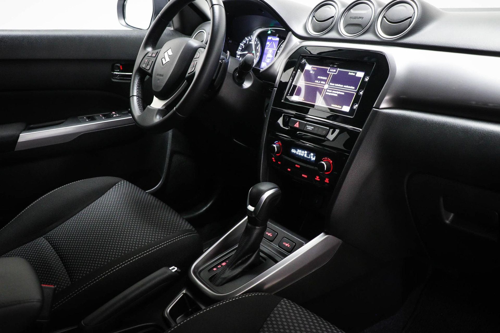 Suzuki Vitara met kenteken JJG-08-V – interieur