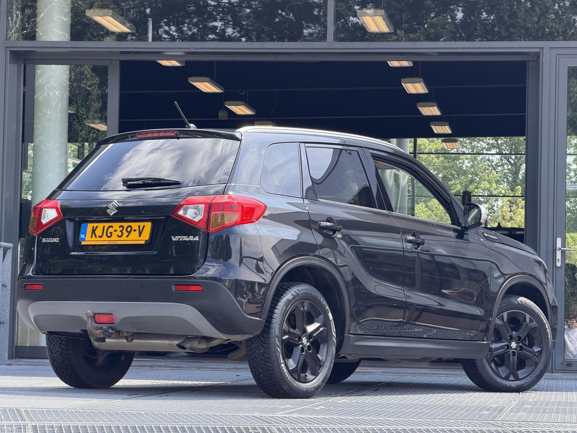 Suzuki Vitara met kenteken KJG-39-V – achteraanzicht