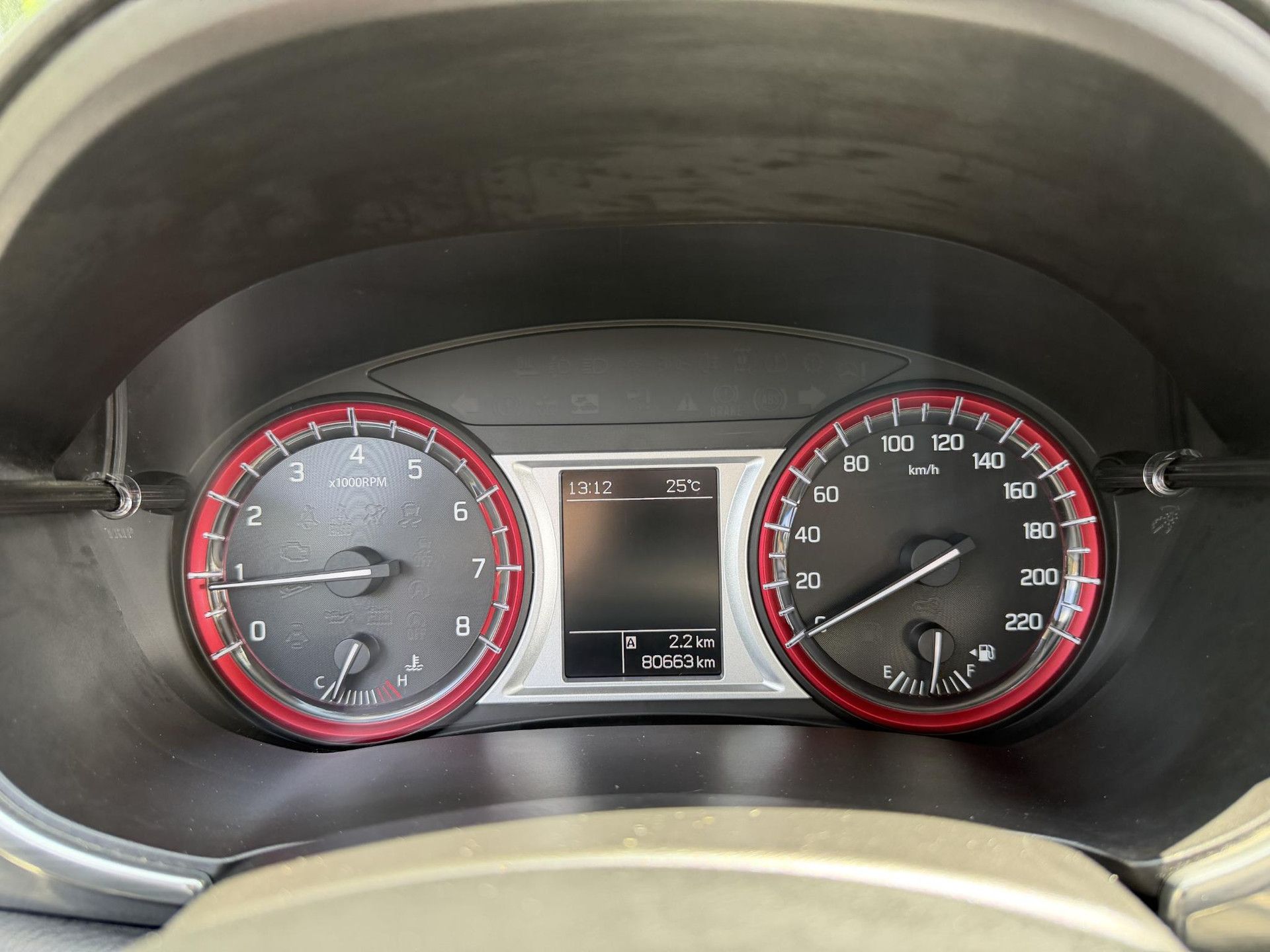Suzuki Vitara met kenteken KJG-39-V – dashboard