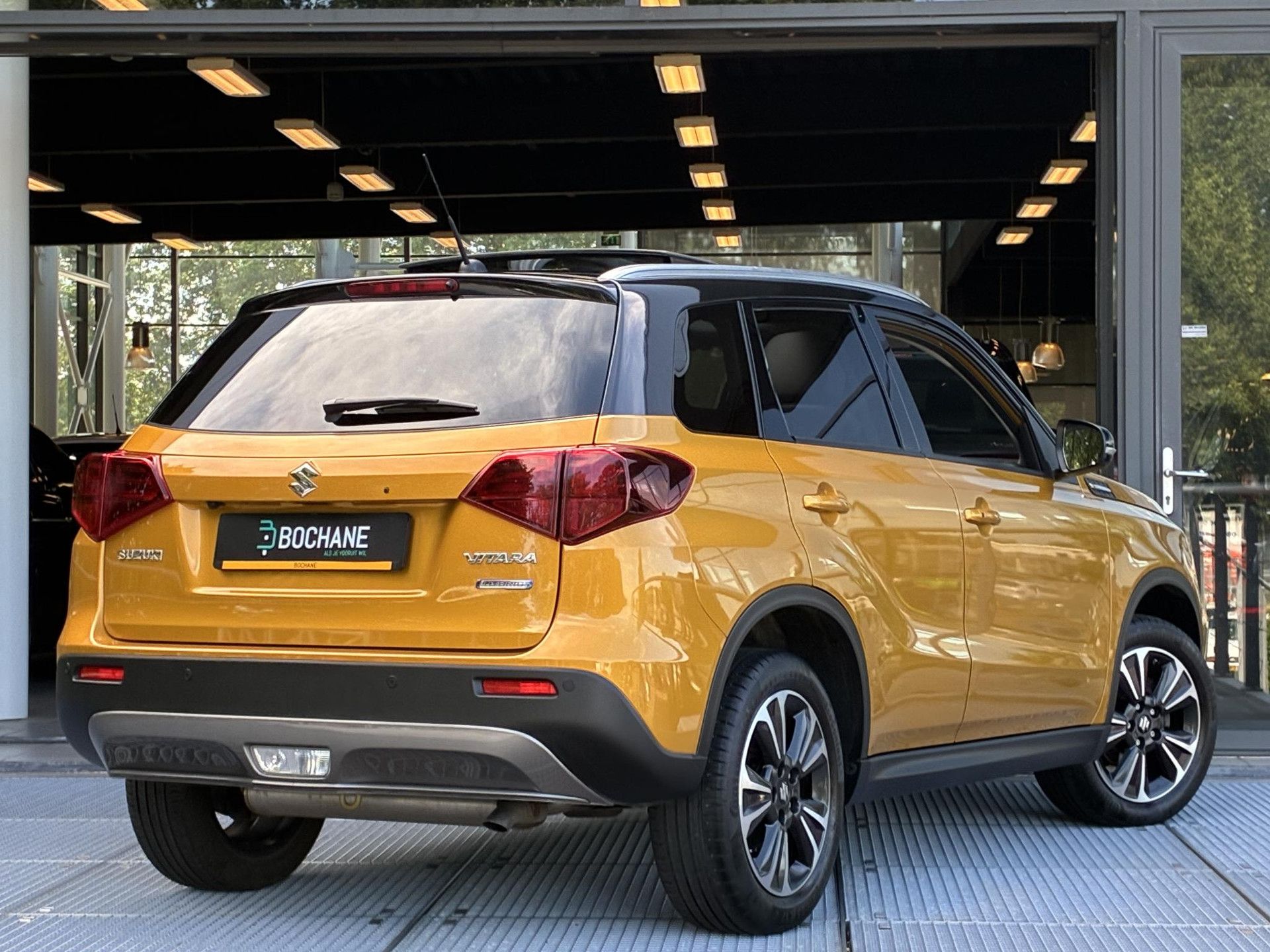 Suzuki Vitara met kenteken KJK-09-P – achteraanzicht