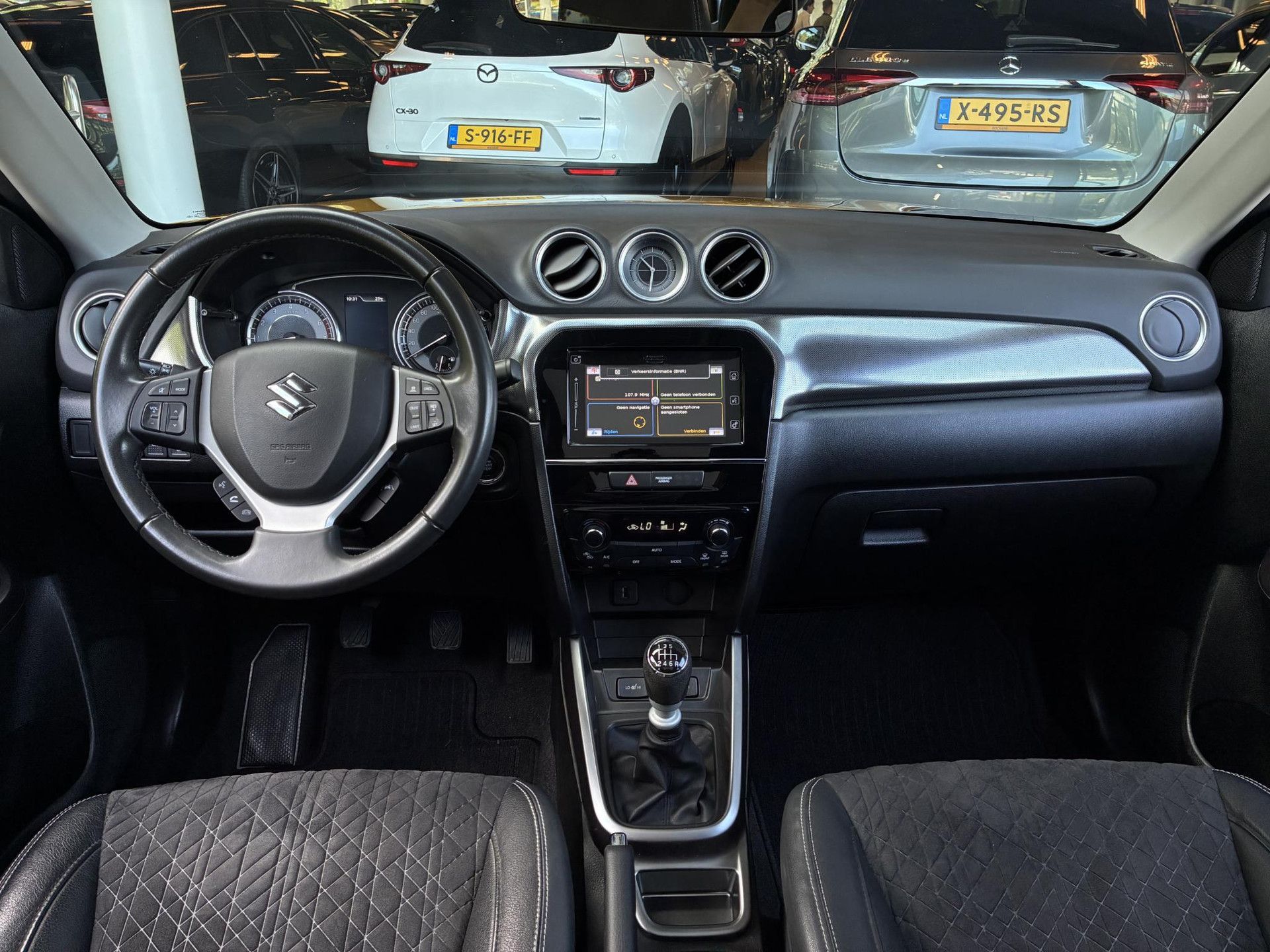 Suzuki Vitara met kenteken KJK-09-P – interieur