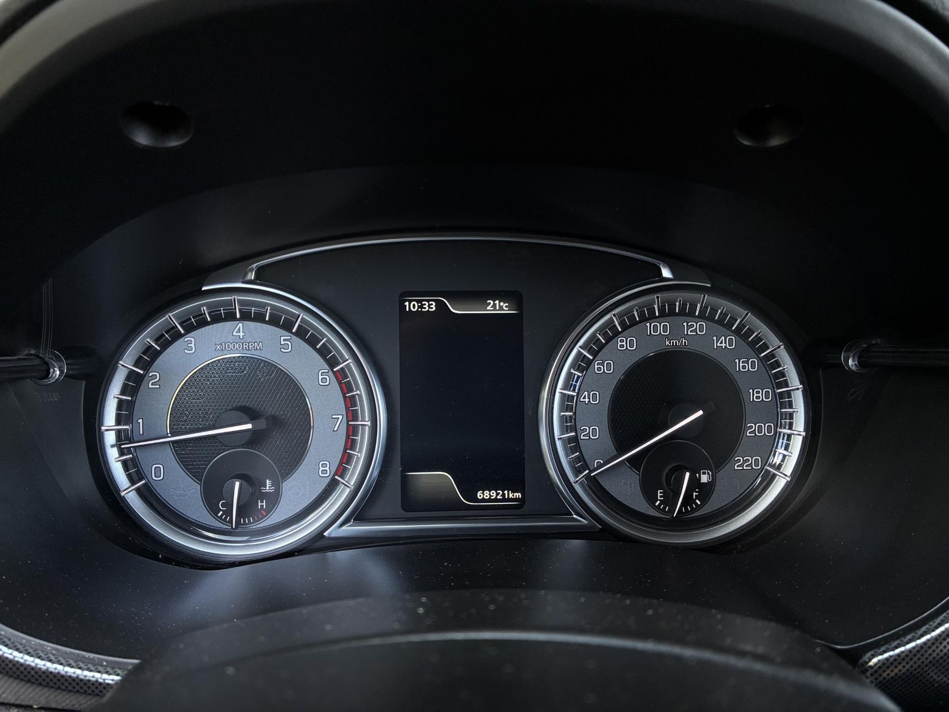 Suzuki Vitara met kenteken KJK-09-P – dashboard