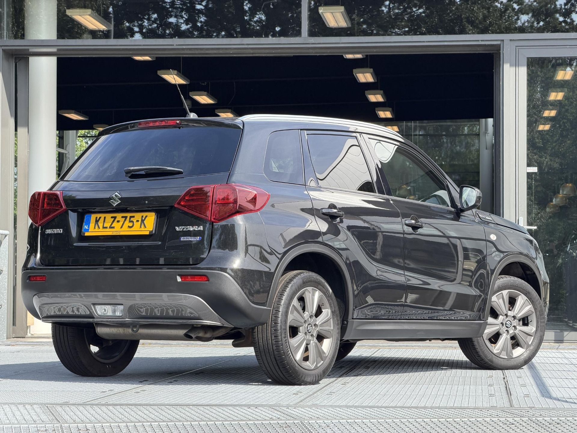 Suzuki Vitara met kenteken KLZ-75-K – achteraanzicht