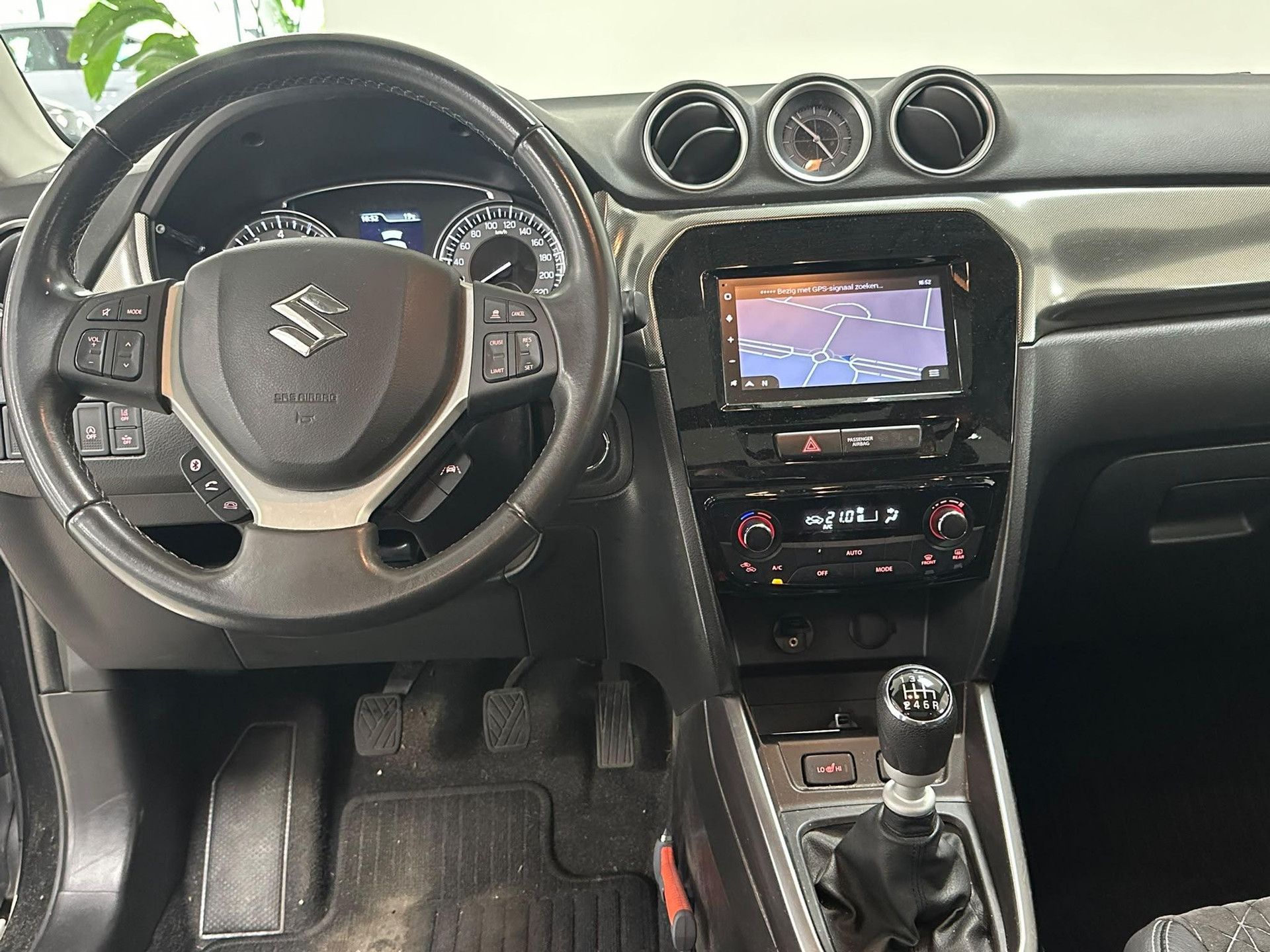 Suzuki Vitara met kenteken N-494-VJ – interieur