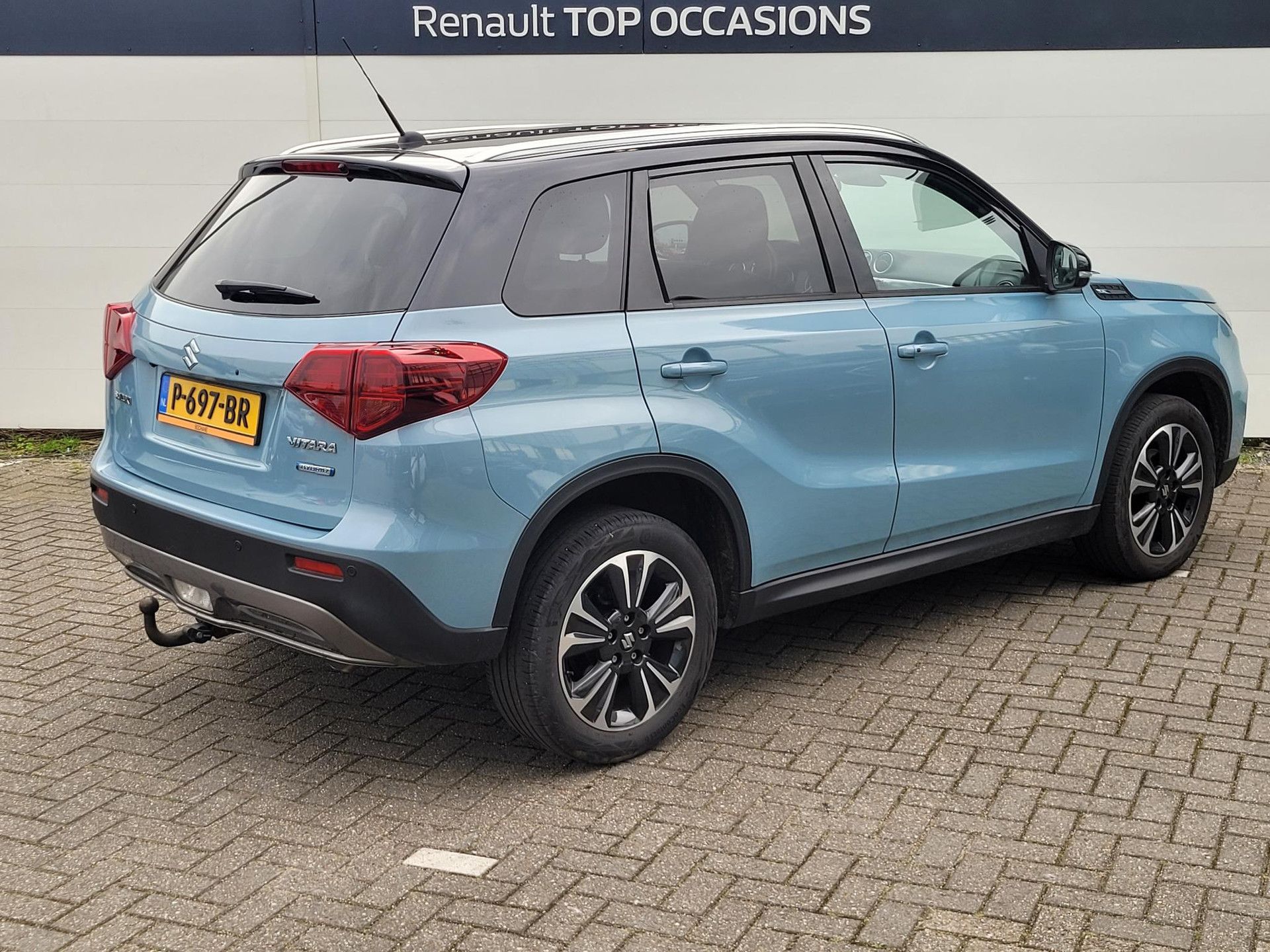 Suzuki Vitara met kenteken P-697-BR – achteraanzicht