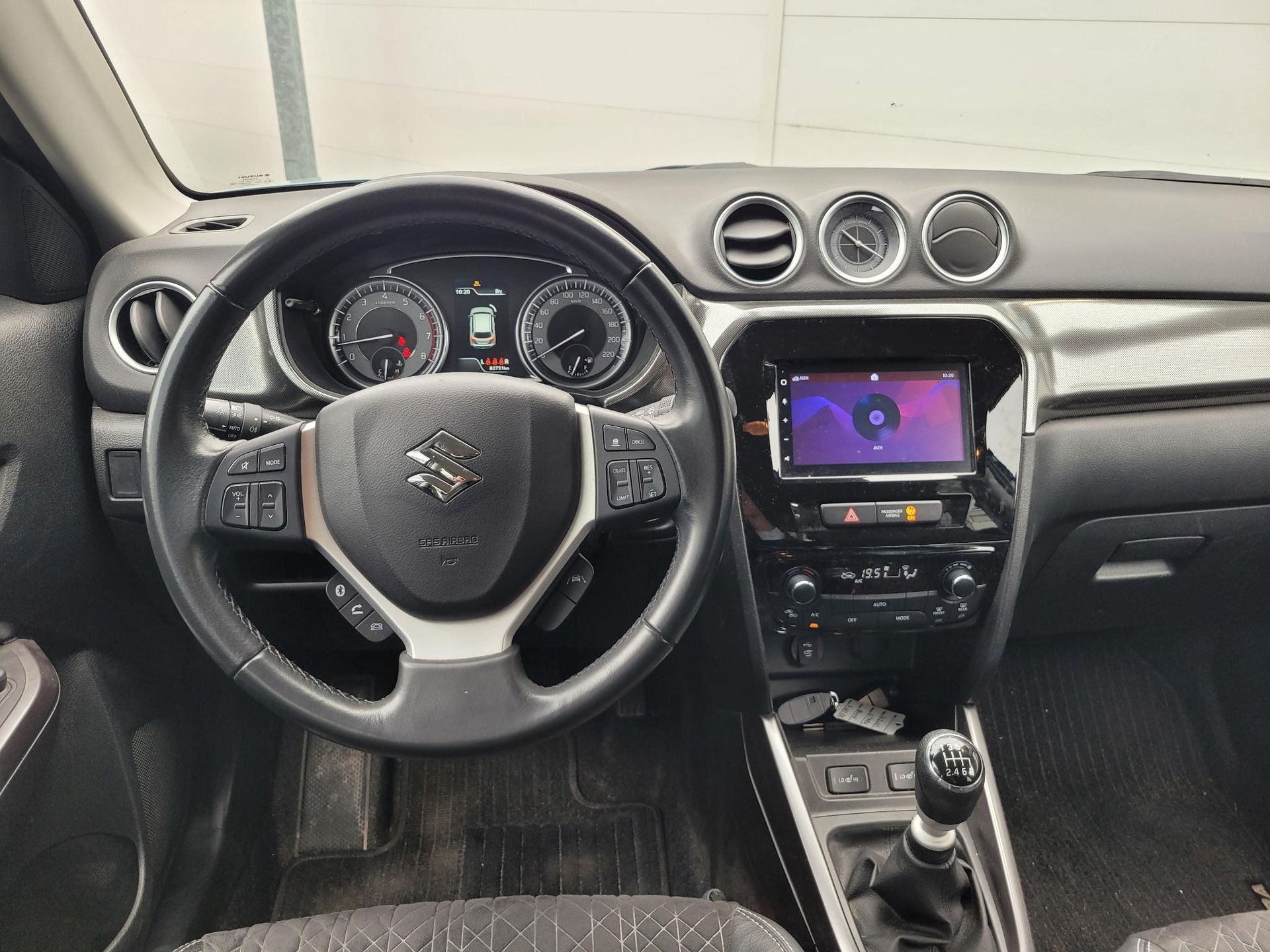 Suzuki Vitara met kenteken P-697-BR – interieur