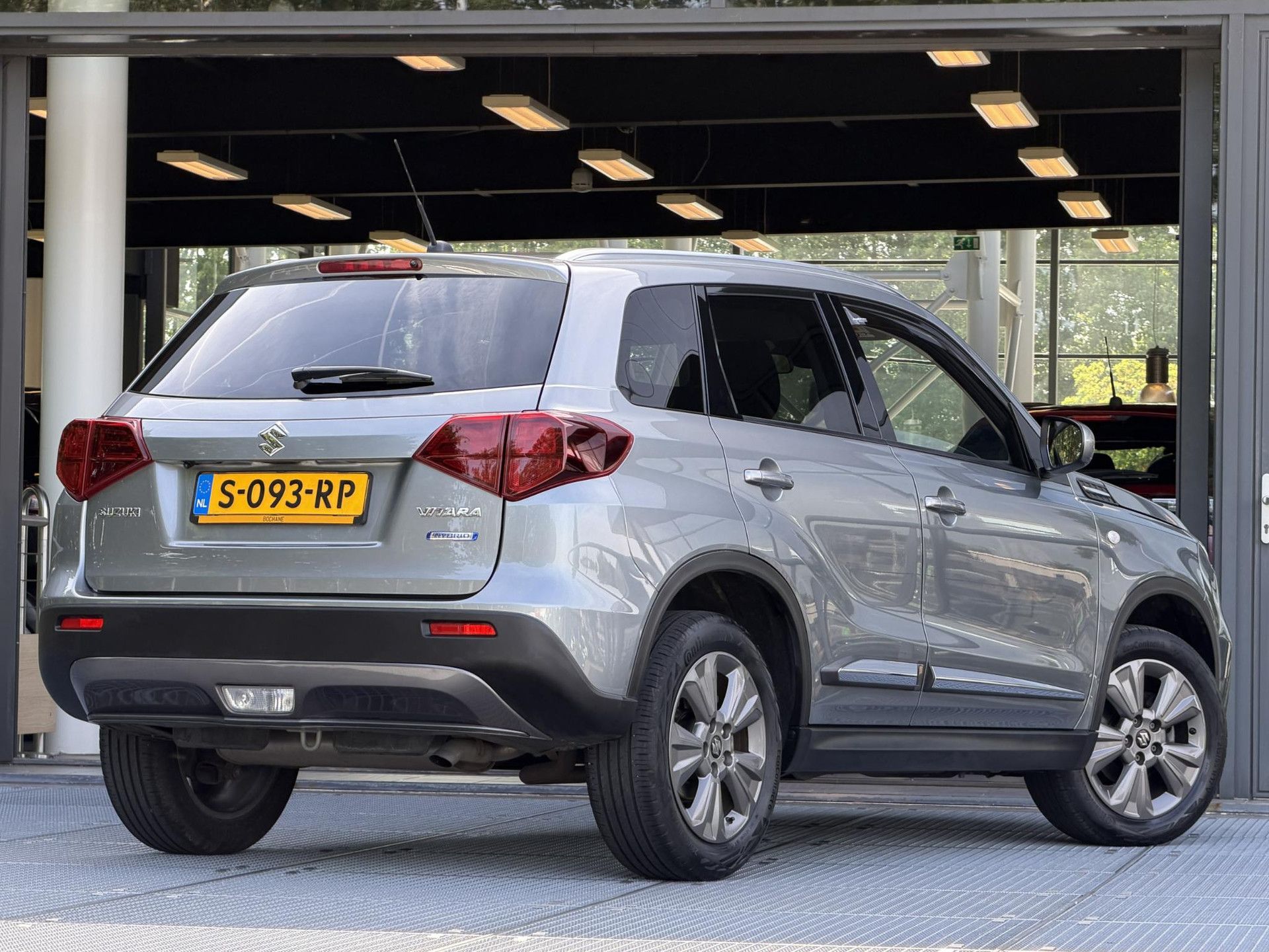 Suzuki Vitara met kenteken S-093-RP – achteraanzicht