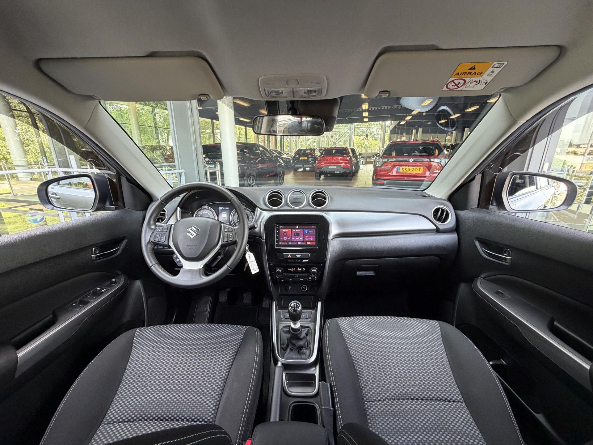 Suzuki Vitara met kenteken S-093-RP – interieur