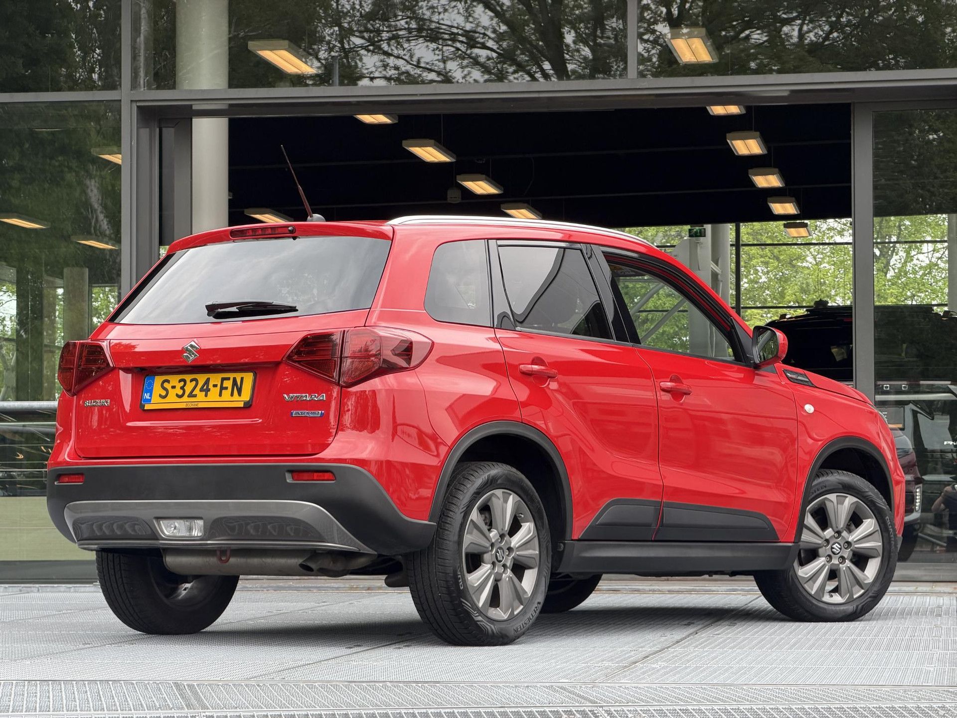 Suzuki Vitara met kenteken S-324-FN – achteraanzicht
