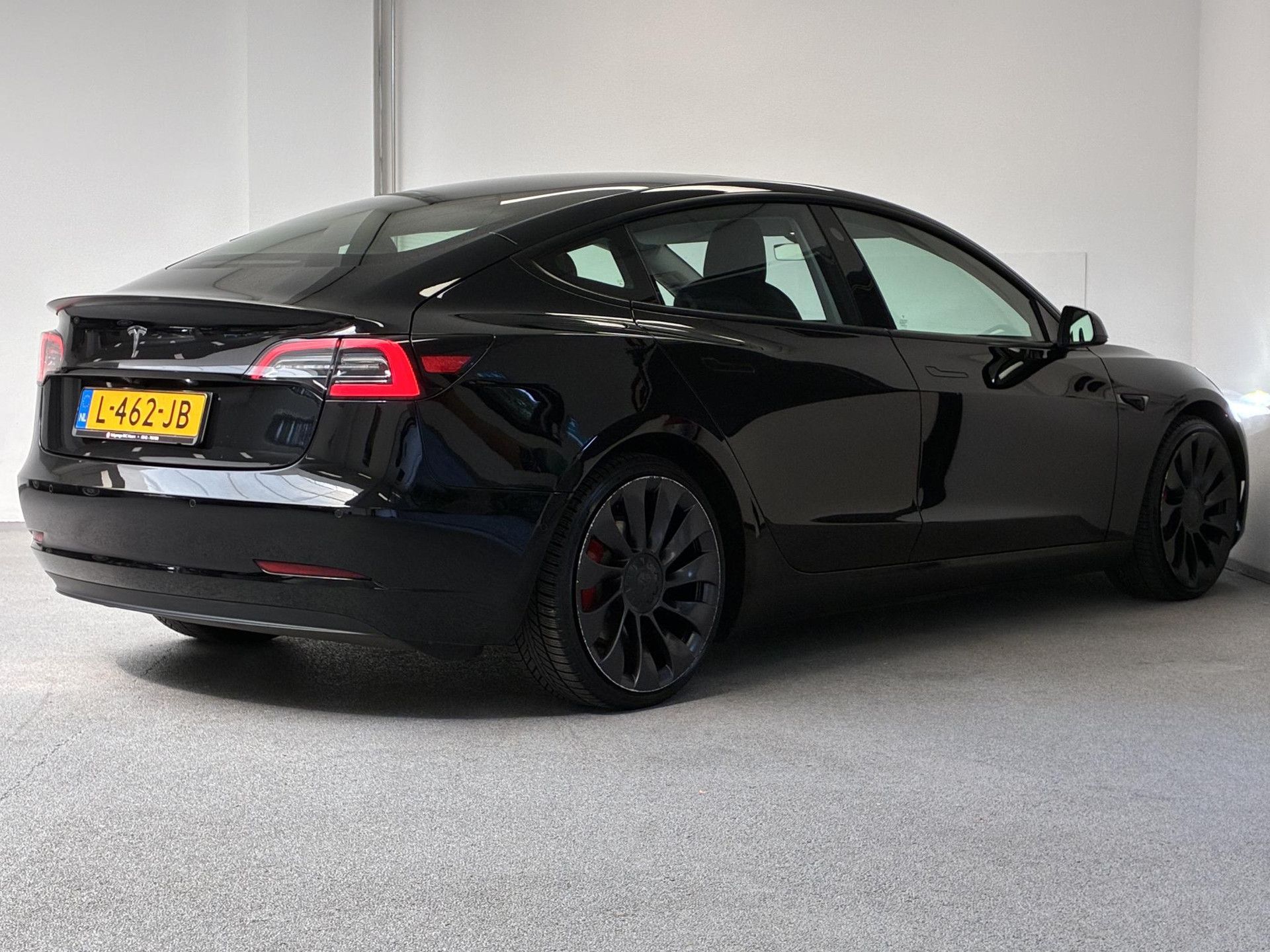 Tesla Model3 met kenteken L-462-JB – achteraanzicht