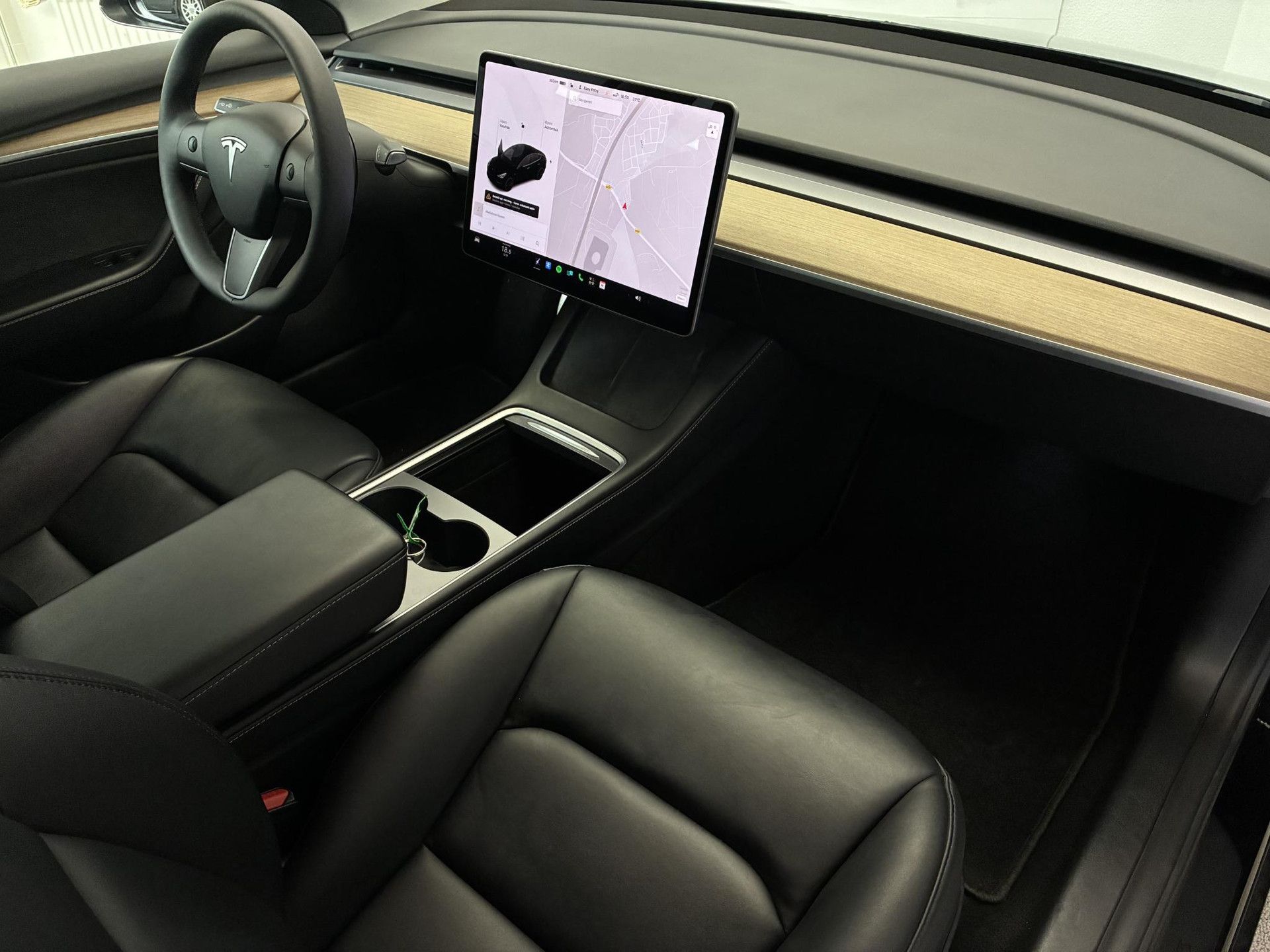 Tesla Model3 met kenteken L-462-JB – interieur