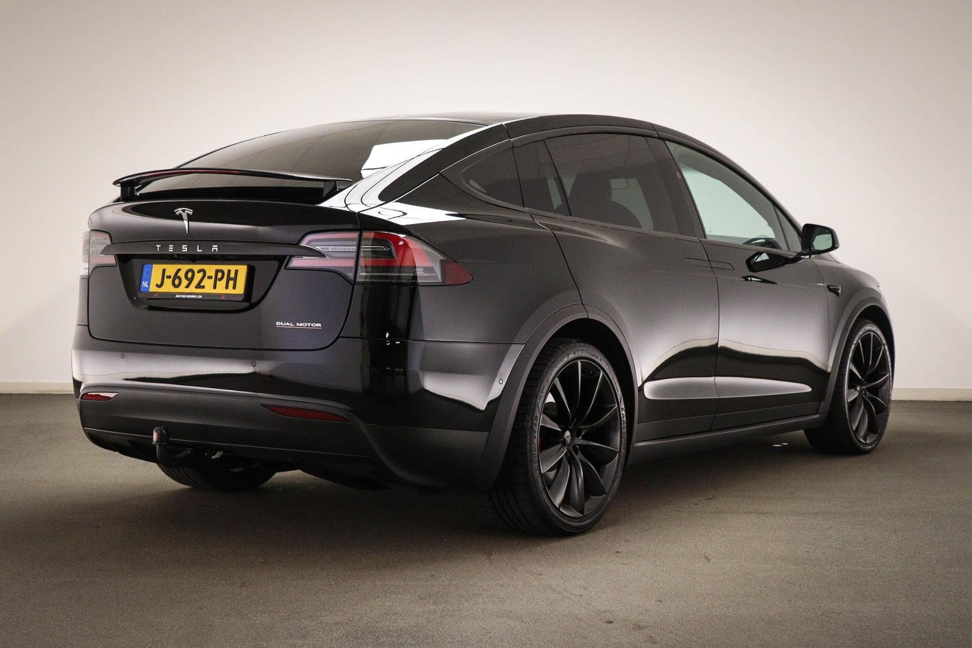 Tesla ModelX met kenteken J-692-PH – achteraanzicht