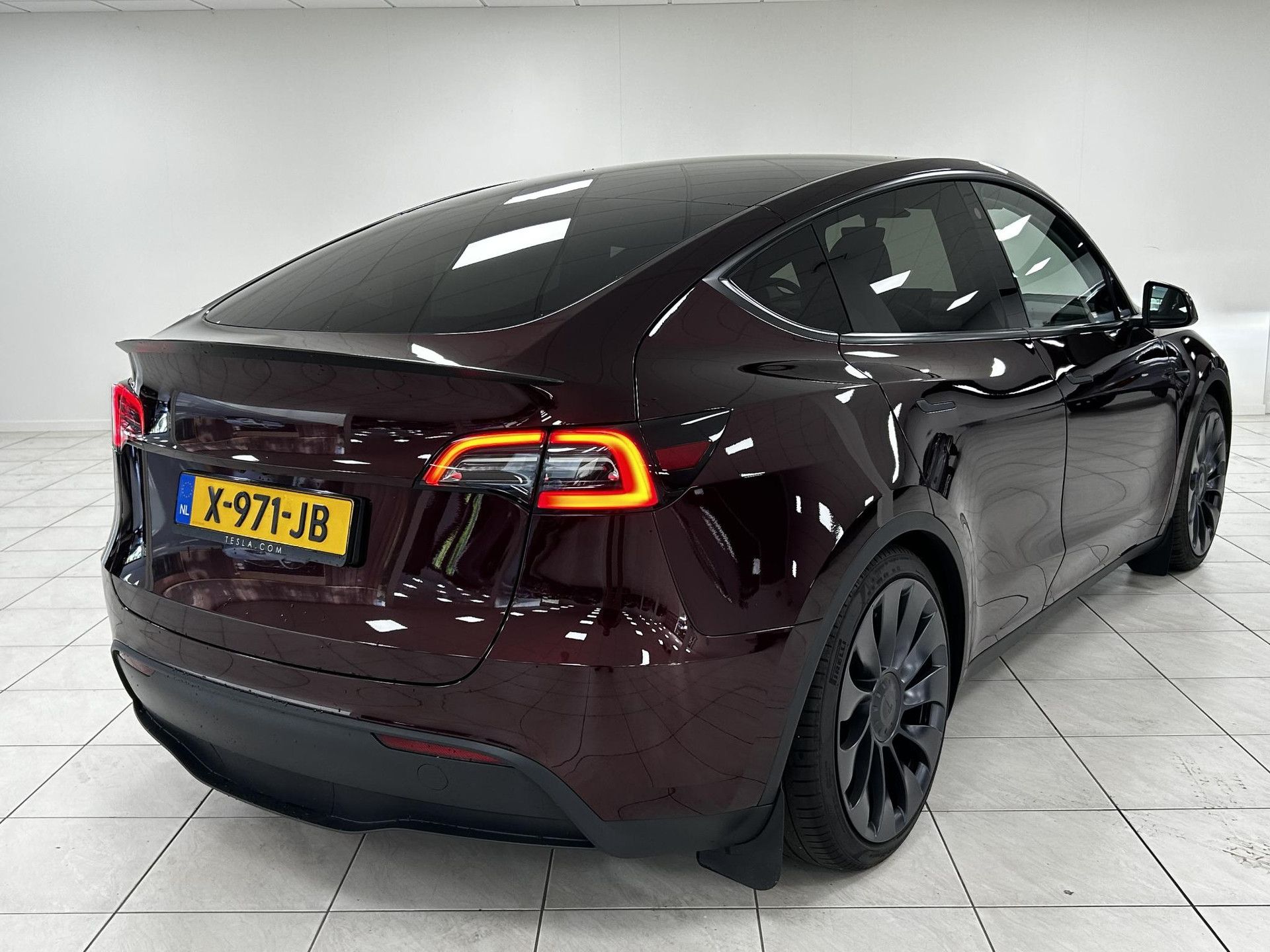 Tesla ModelY met kenteken X-971-JB – achteraanzicht
