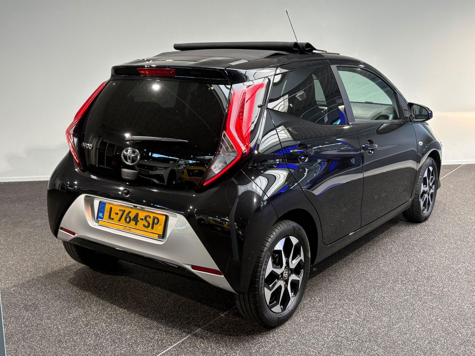 Toyota Aygo met kenteken L-764-SP – achteraanzicht