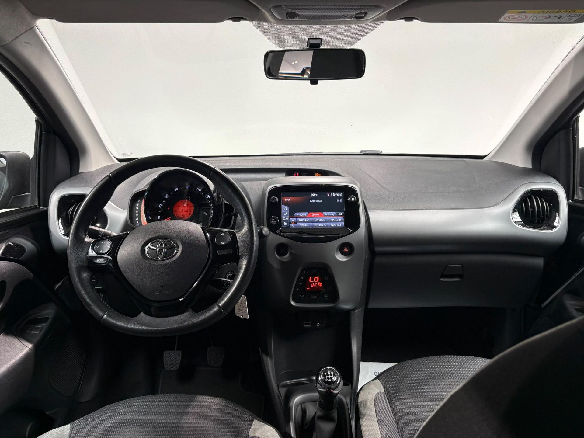 Toyota Aygo met kenteken L-764-SP – interieur