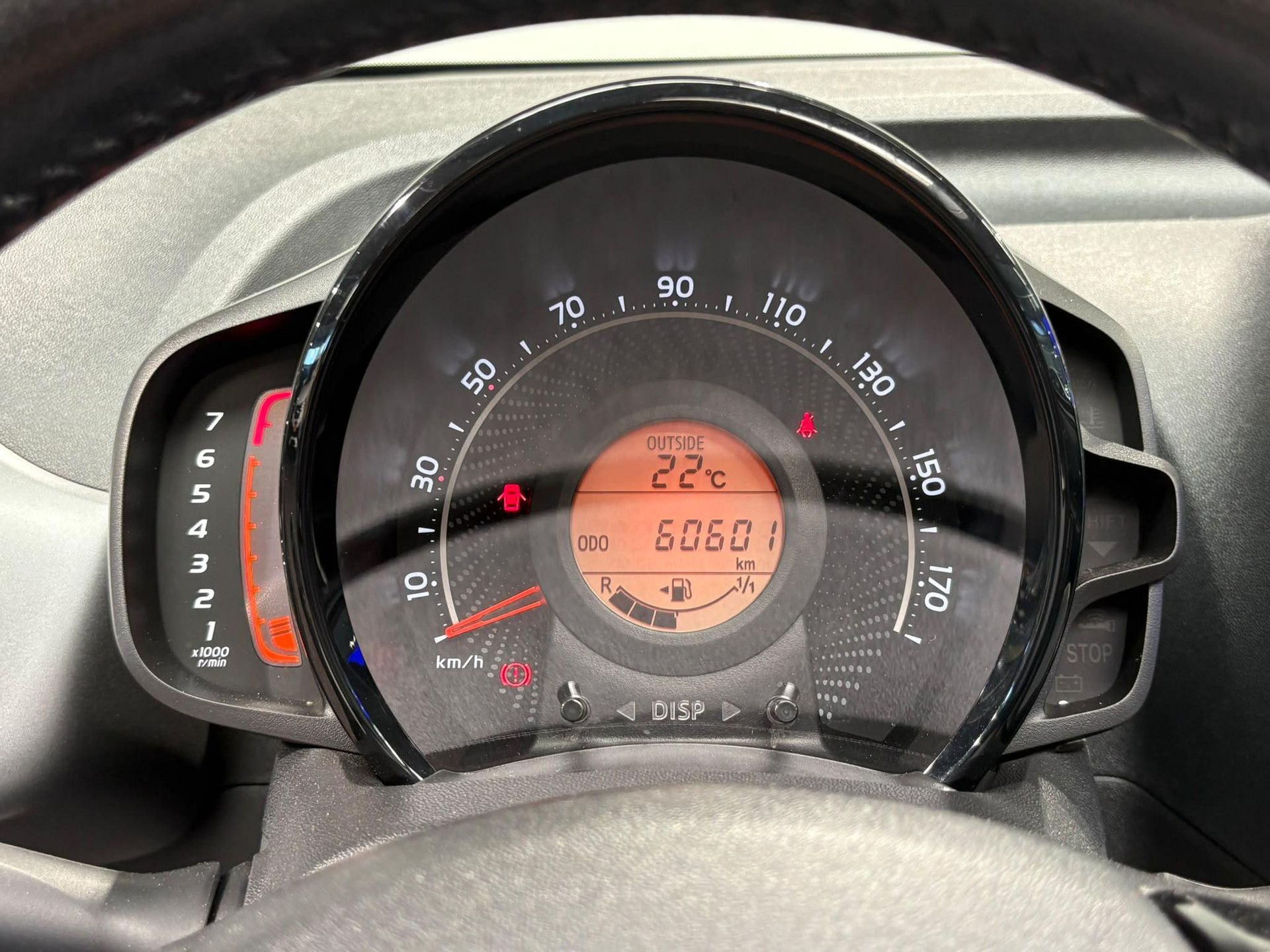 Toyota Aygo met kenteken L-764-SP – dashboard