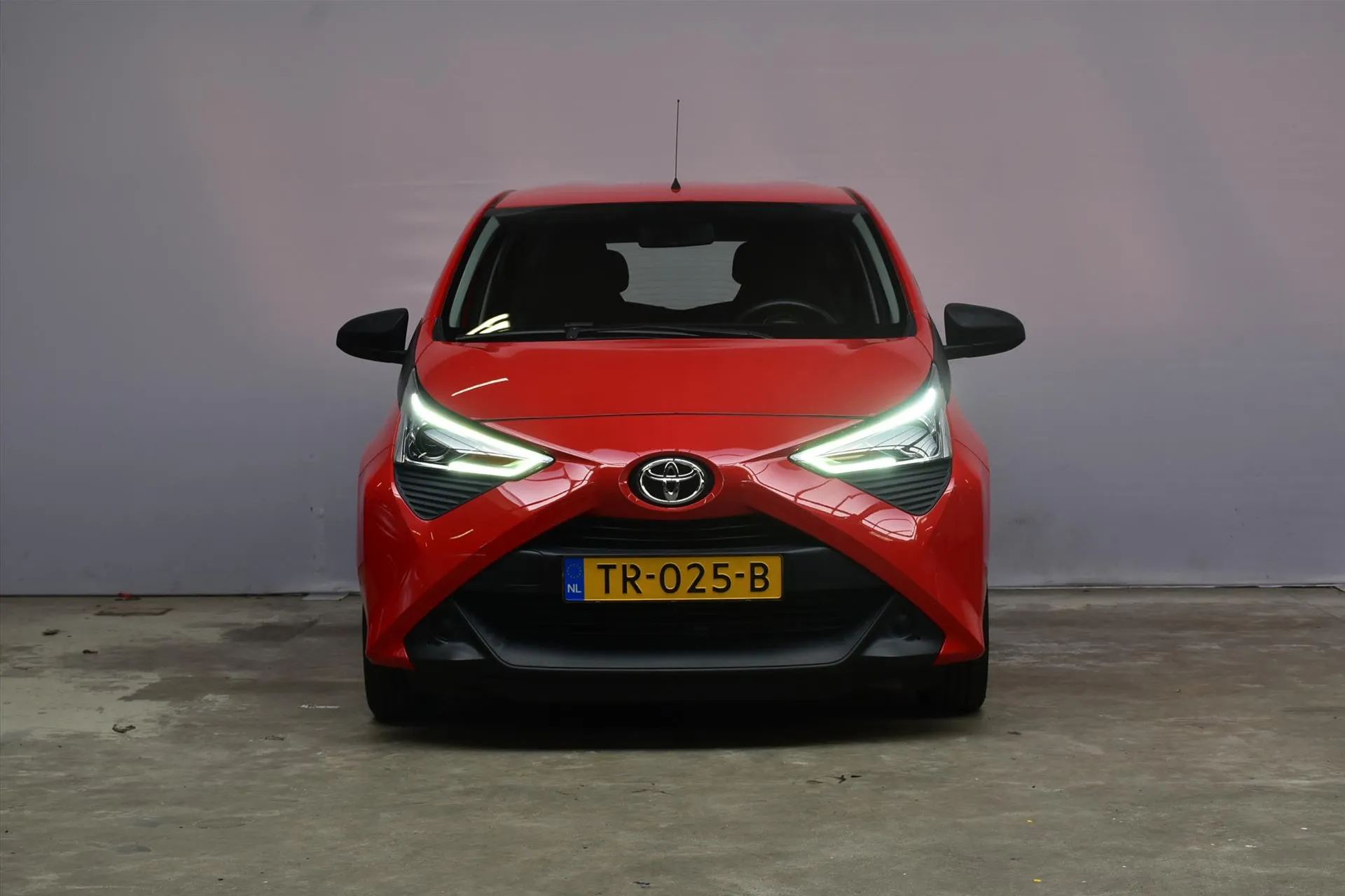 Toyota Aygo met kenteken TR-025-B – achteraanzicht