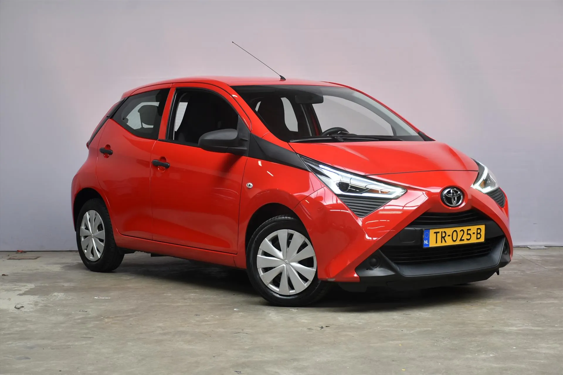 Toyota Aygo met kenteken TR-025-B – interieur