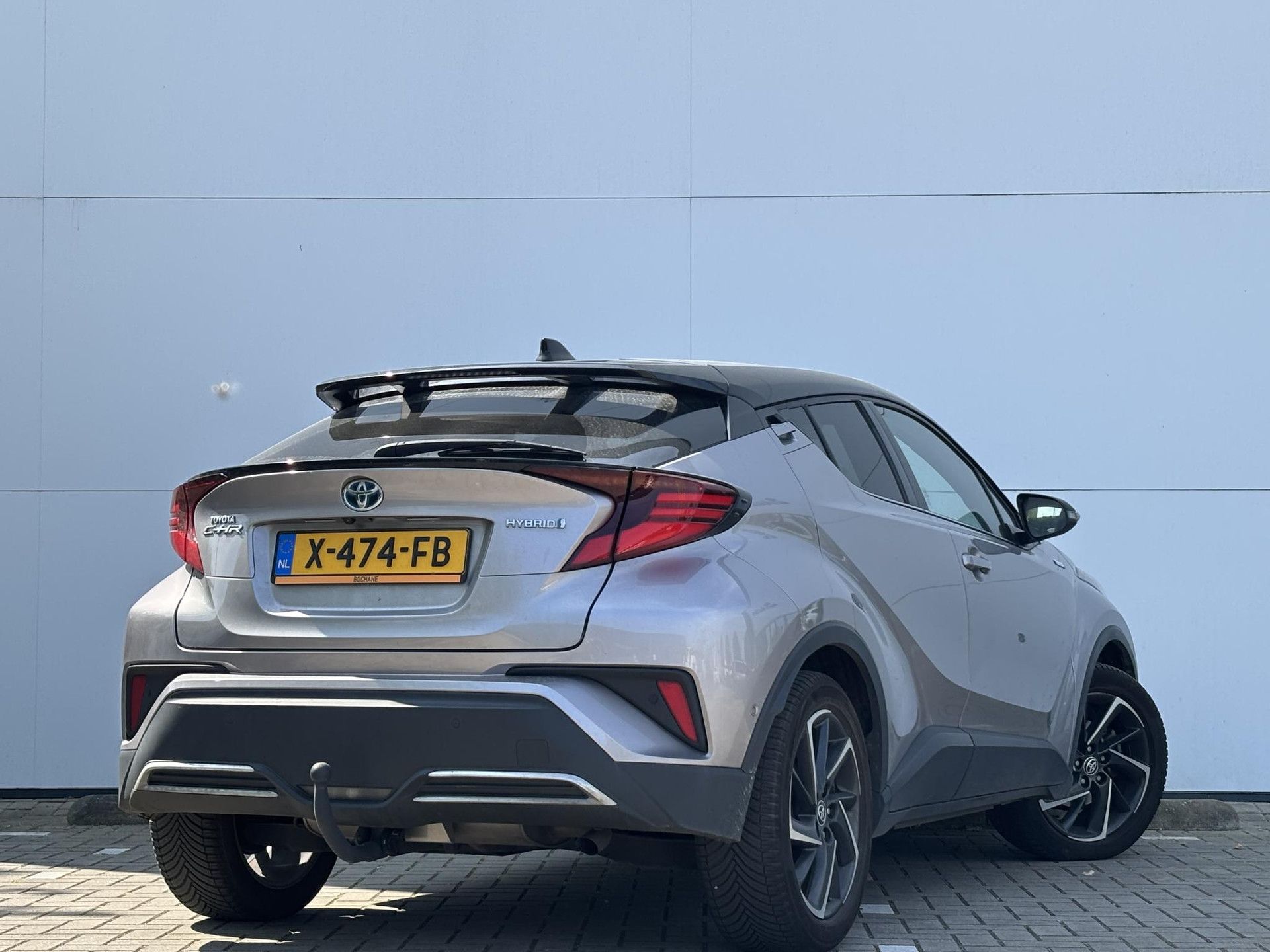 Toyota C-HR met kenteken X-474-FB – achteraanzicht