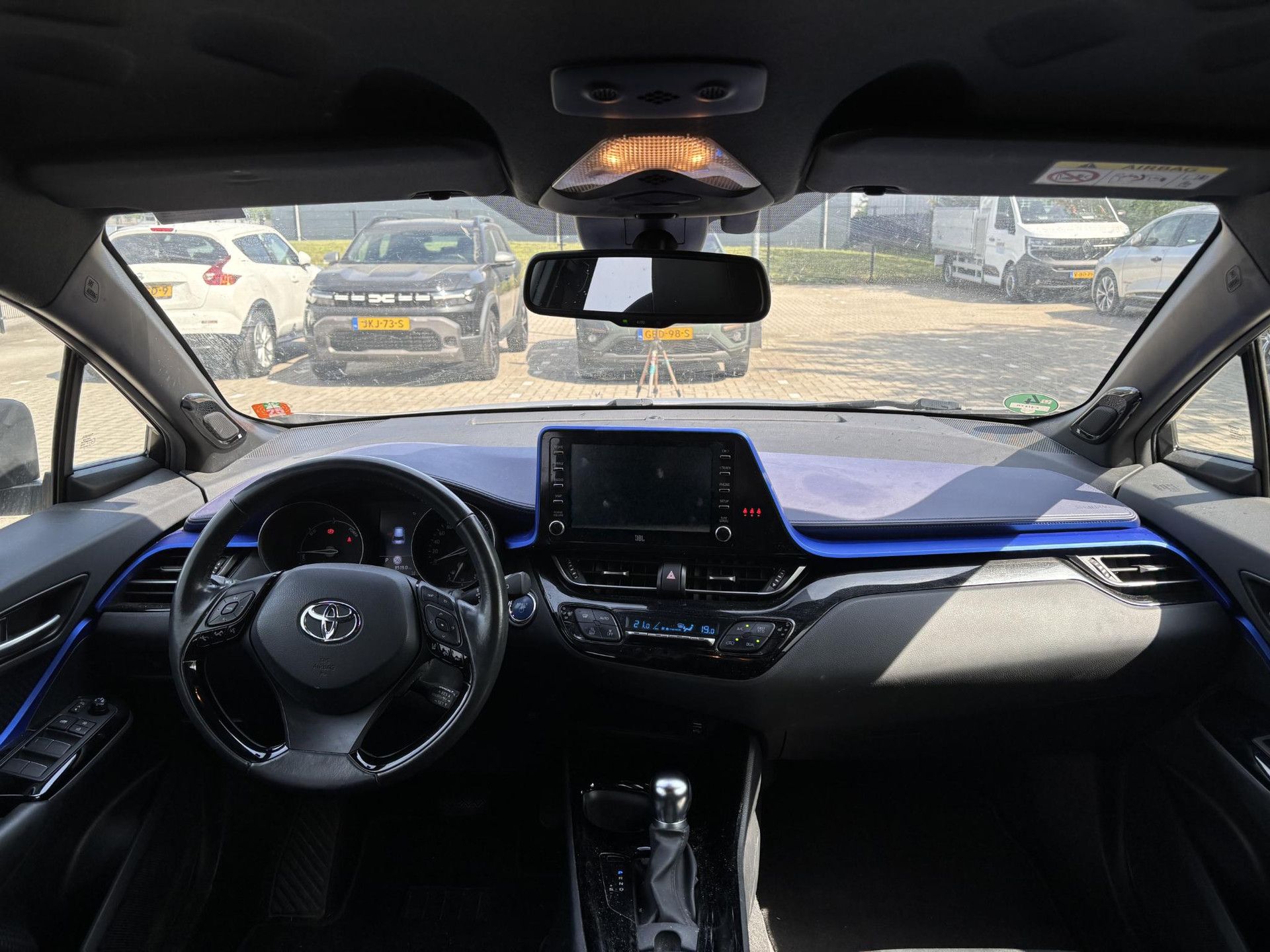 Toyota C-HR met kenteken X-474-FB – interieur